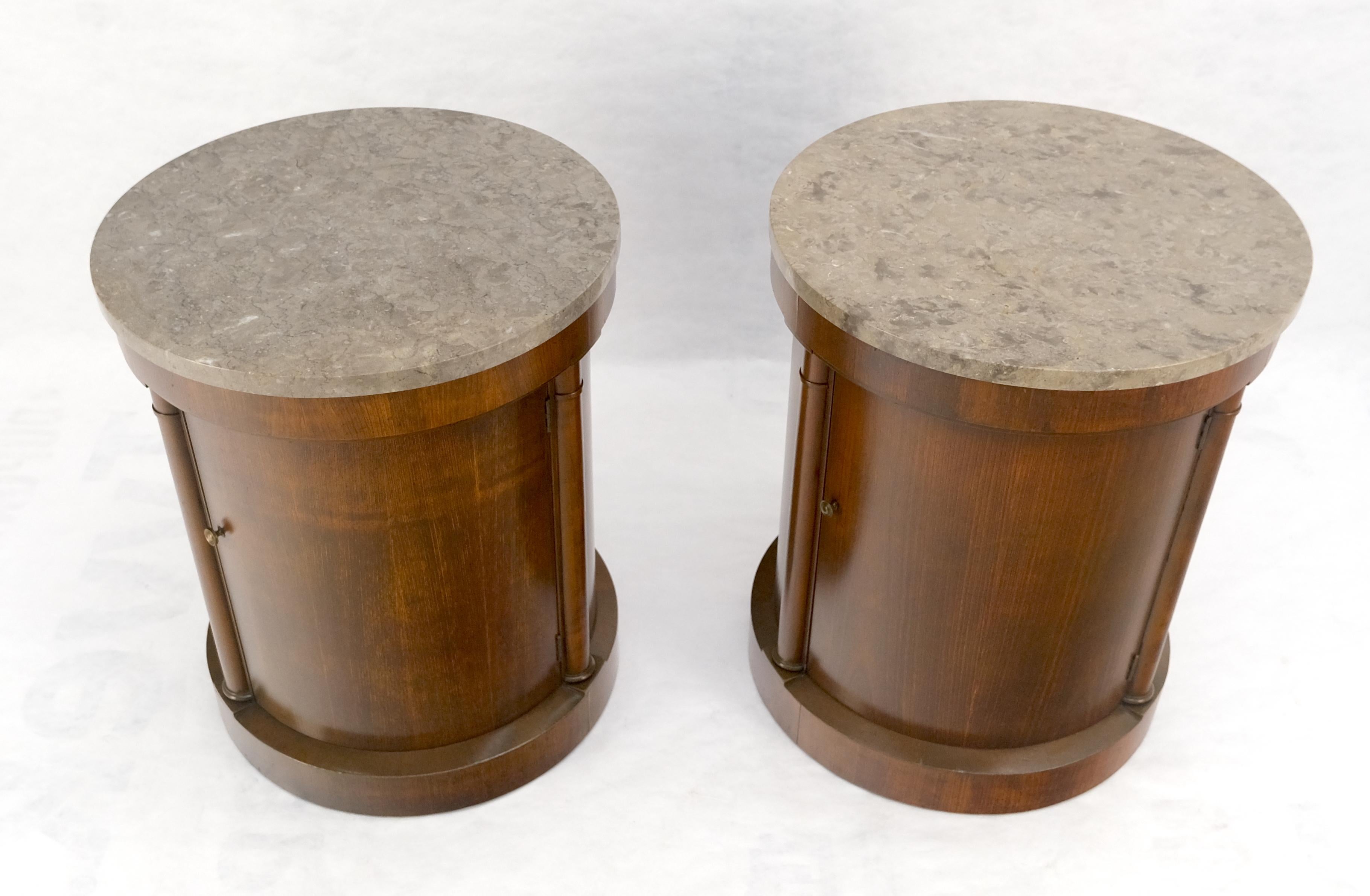 Américain Baker Paire de tables d'extrémité à cylindre en forme de tambour avec dessus en marbre et compartiment à une porte en vente