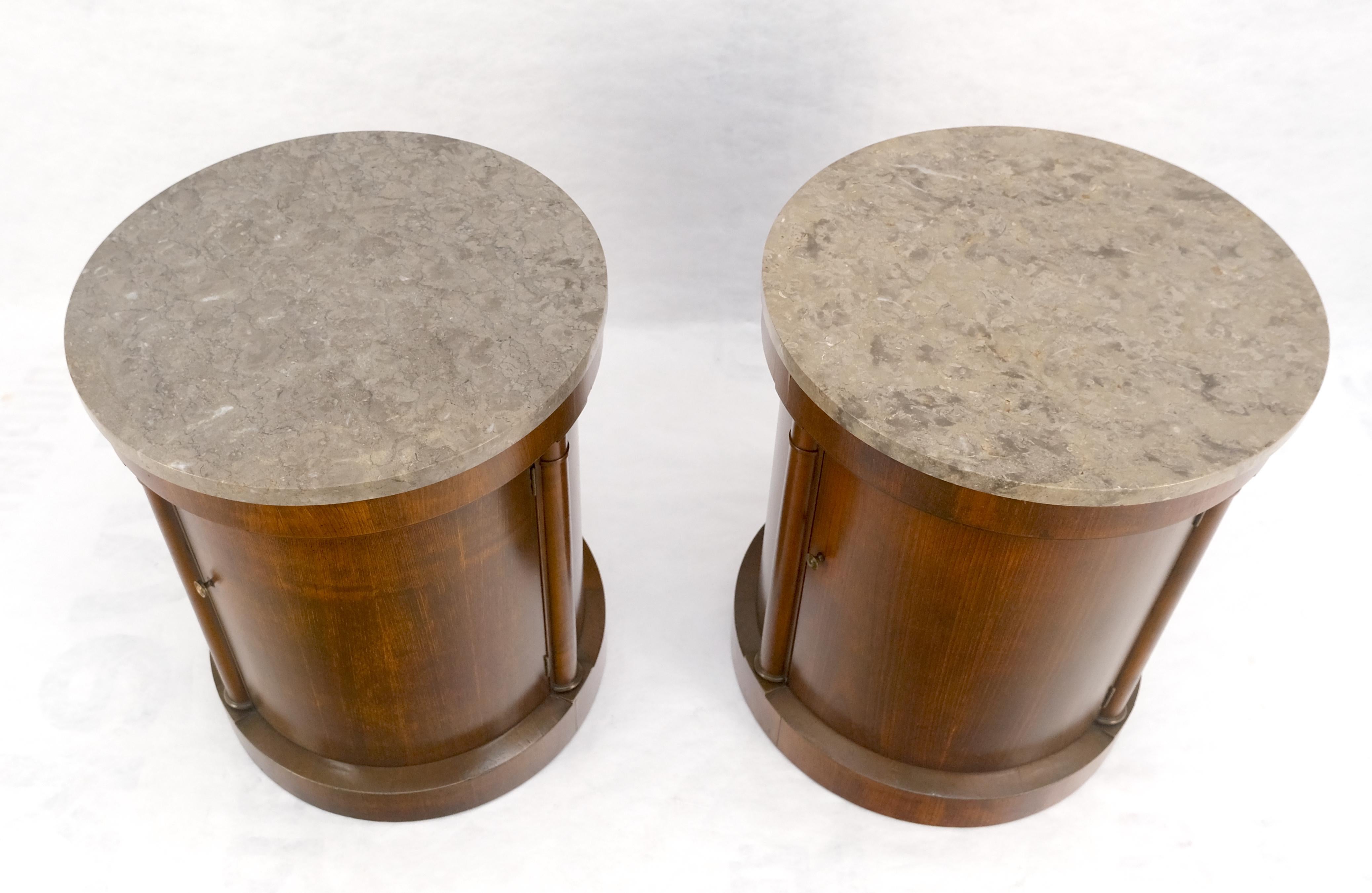 Laqué Baker Paire de tables d'extrémité à cylindre en forme de tambour avec dessus en marbre et compartiment à une porte en vente