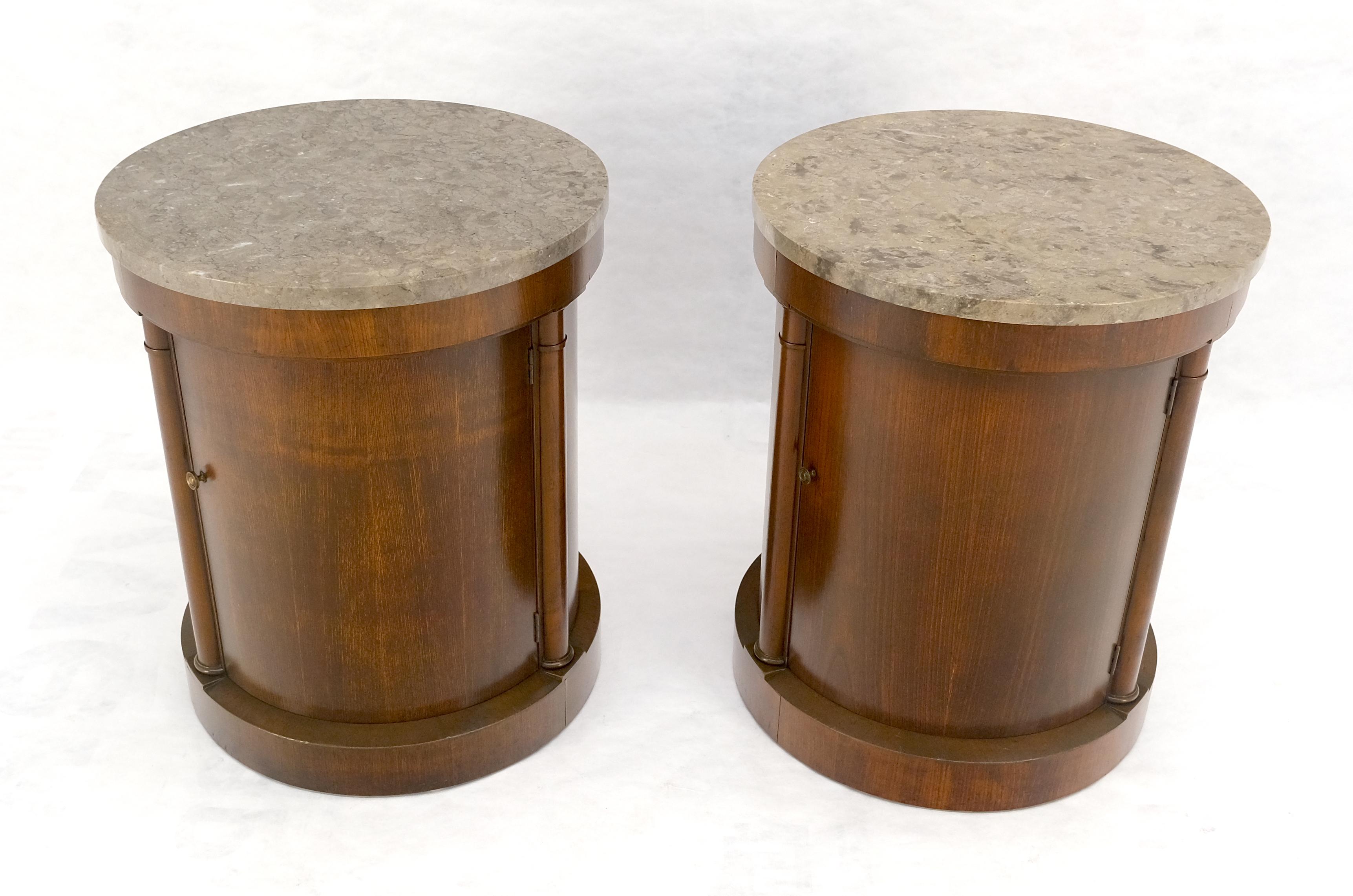 Baker Paire de tables d'extrémité à cylindre en forme de tambour avec dessus en marbre et compartiment à une porte Bon état - En vente à Rockaway, NJ