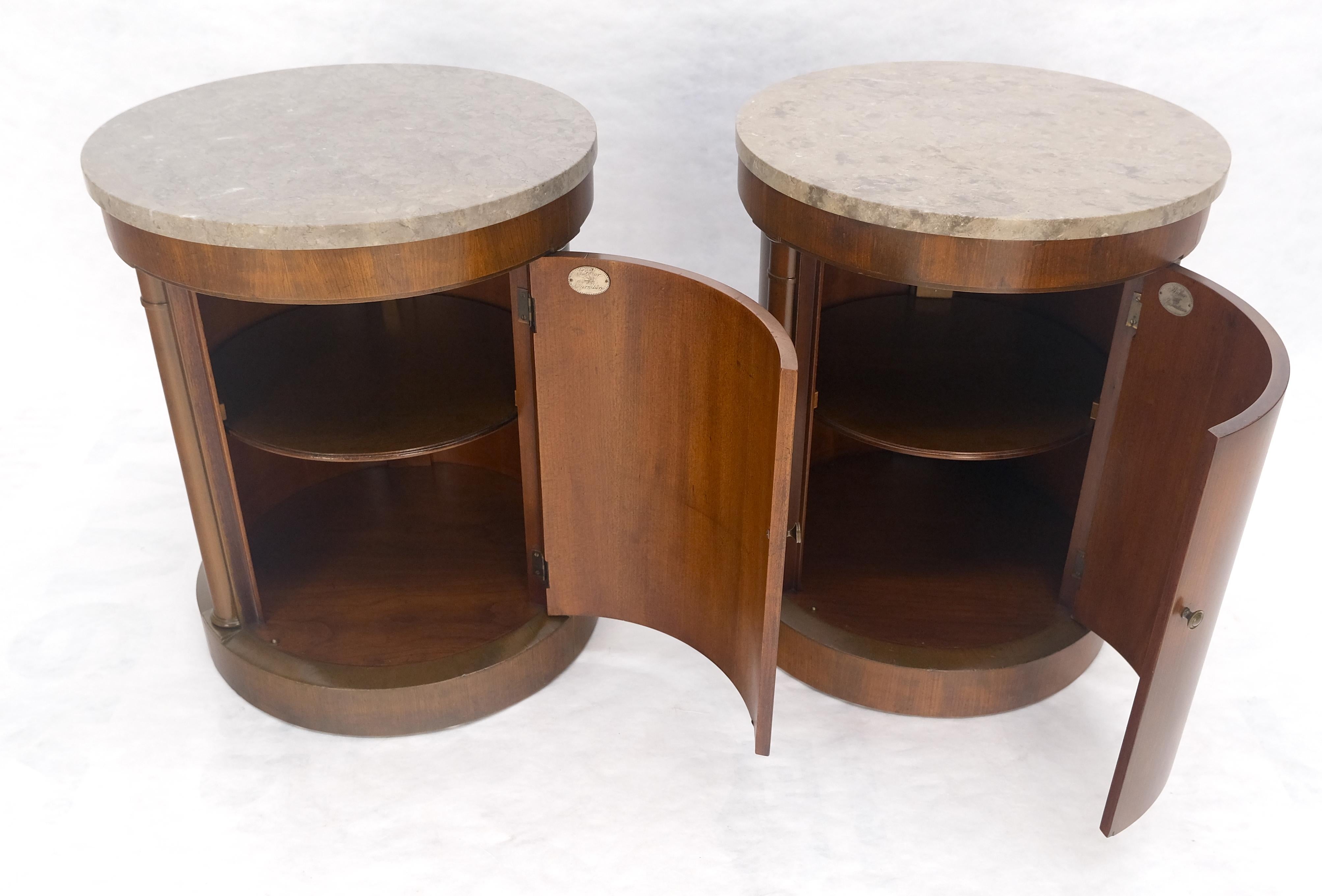 20ième siècle Baker Paire de tables d'extrémité à cylindre en forme de tambour avec dessus en marbre et compartiment à une porte en vente