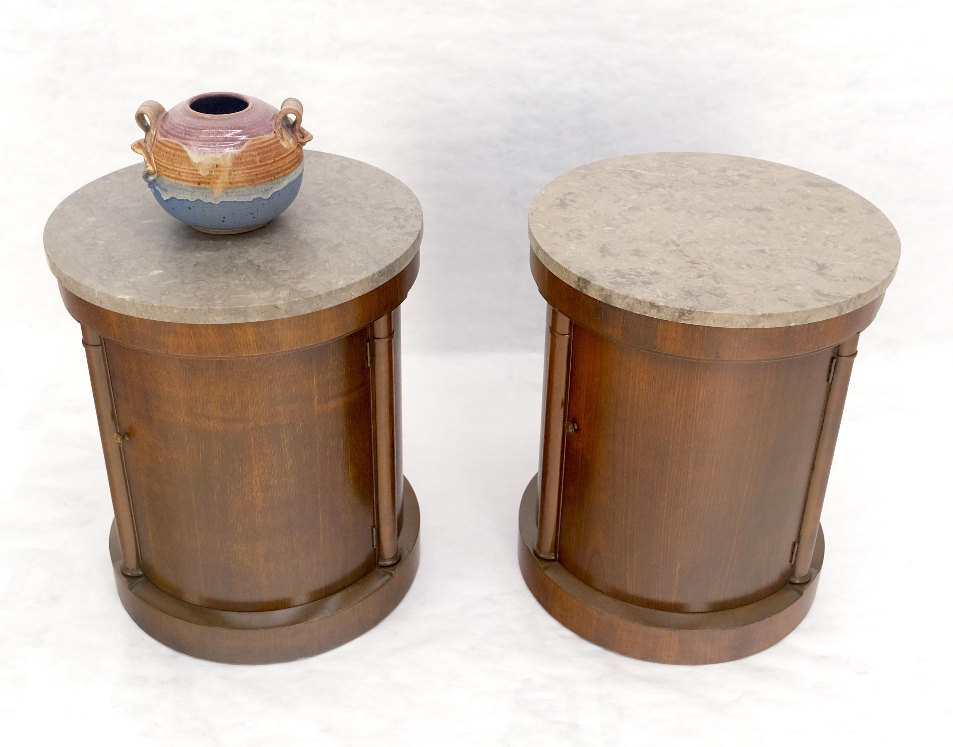 Citronnier Baker Paire de tables d'extrémité à cylindre en forme de tambour avec dessus en marbre et compartiment à une porte en vente