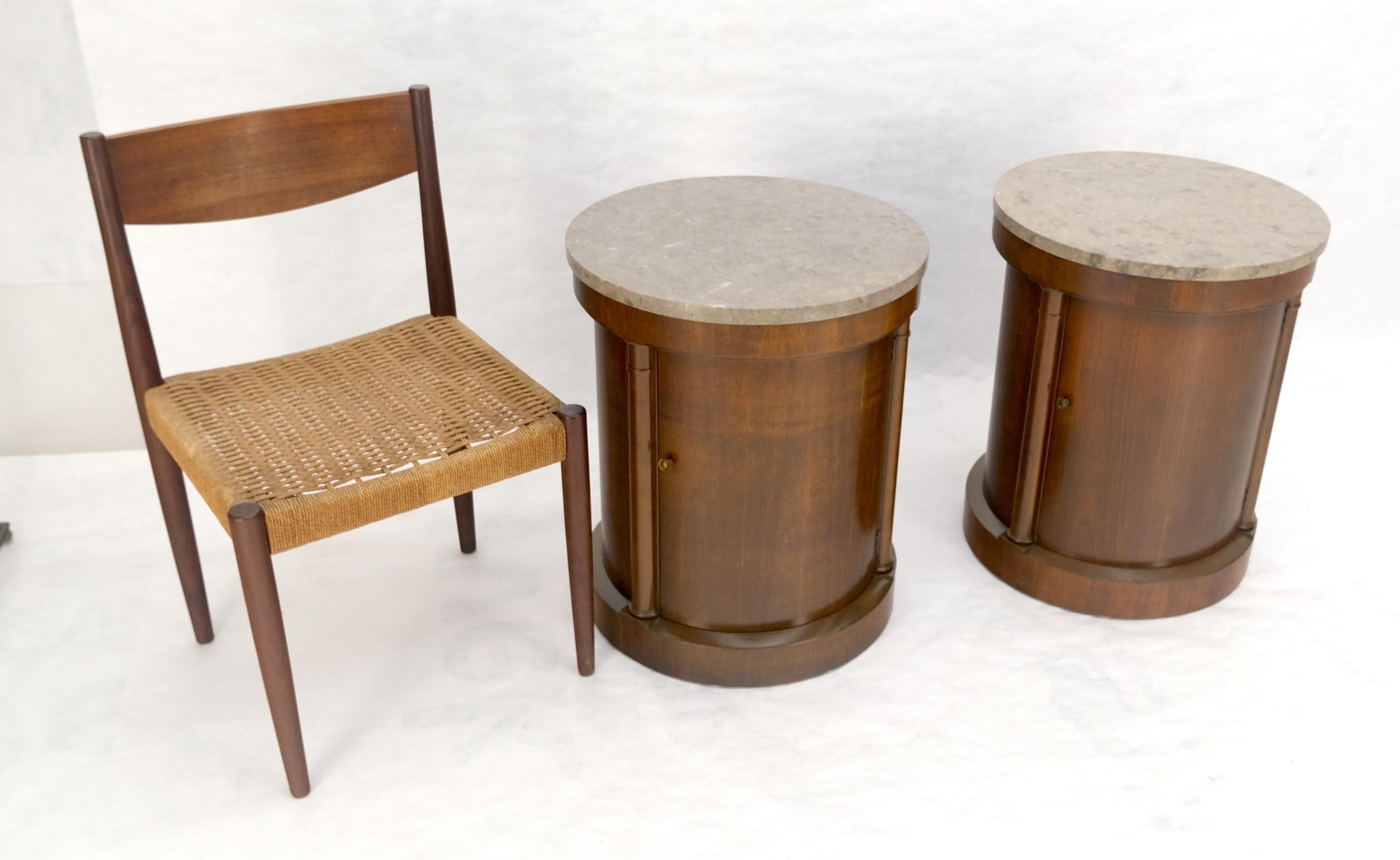 Baker Paire de tables d'extrémité à cylindre en forme de tambour avec dessus en marbre et compartiment à une porte en vente 1