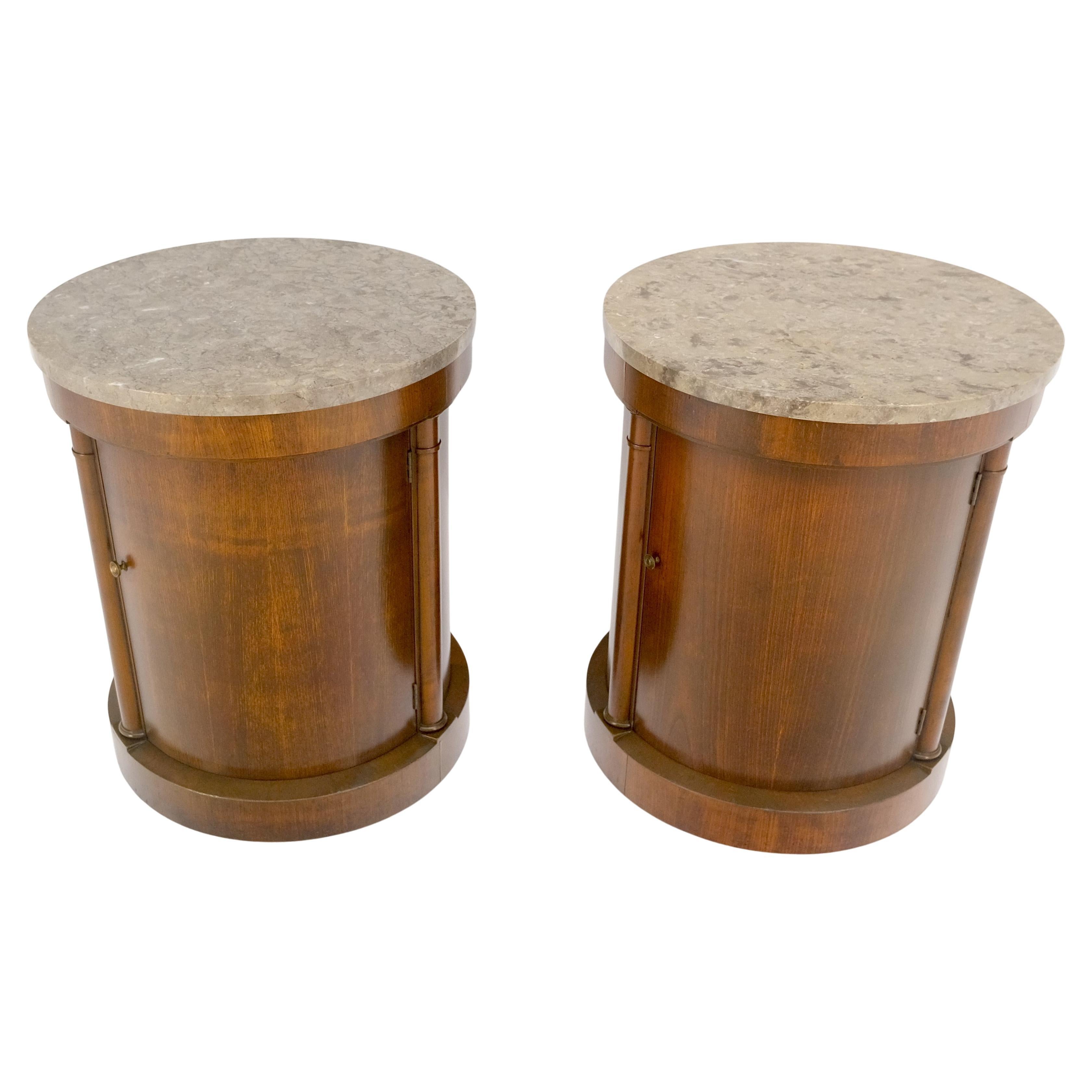 Baker Paire de tables d
extrémité à cylindre en forme de tambour avec dessus en marbre et compartiment à une porte
