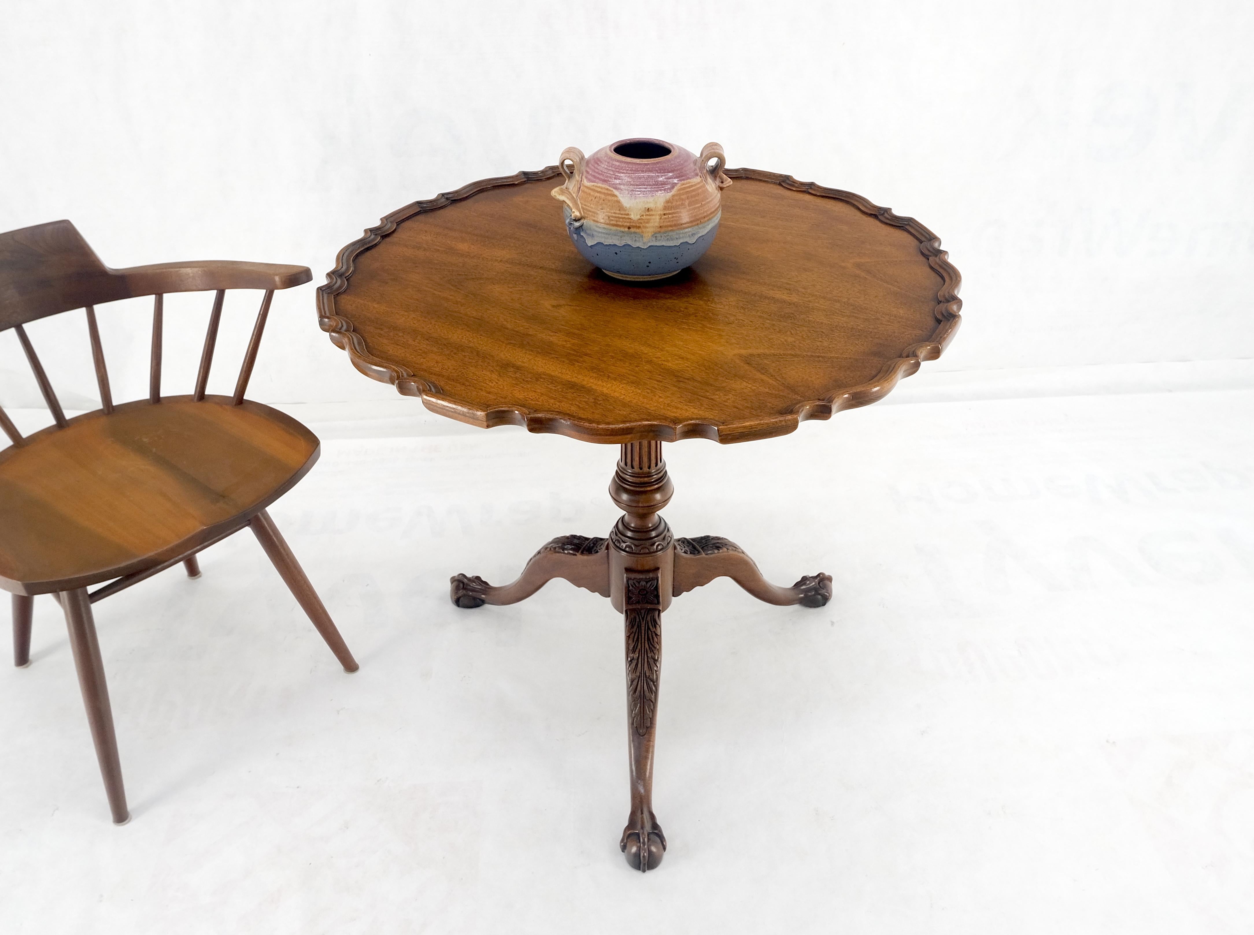 Table à déjeuner Baker Pie Crust Tilt Top en acajou sculpté Ball and Claw MINT en vente 2