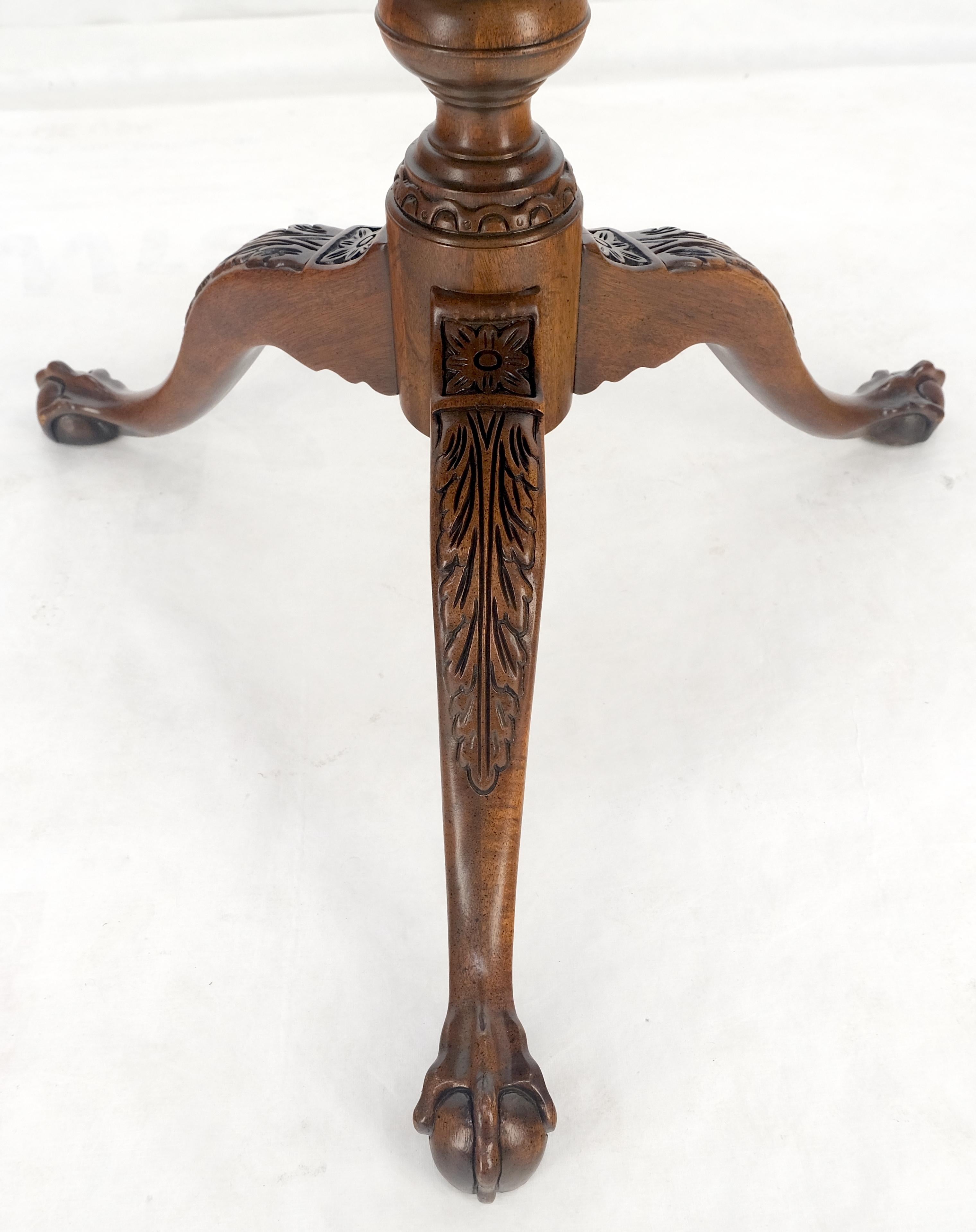 Table à déjeuner Baker Chippendale à plateau basculant en acajou sculpté à boules et griffes MINT