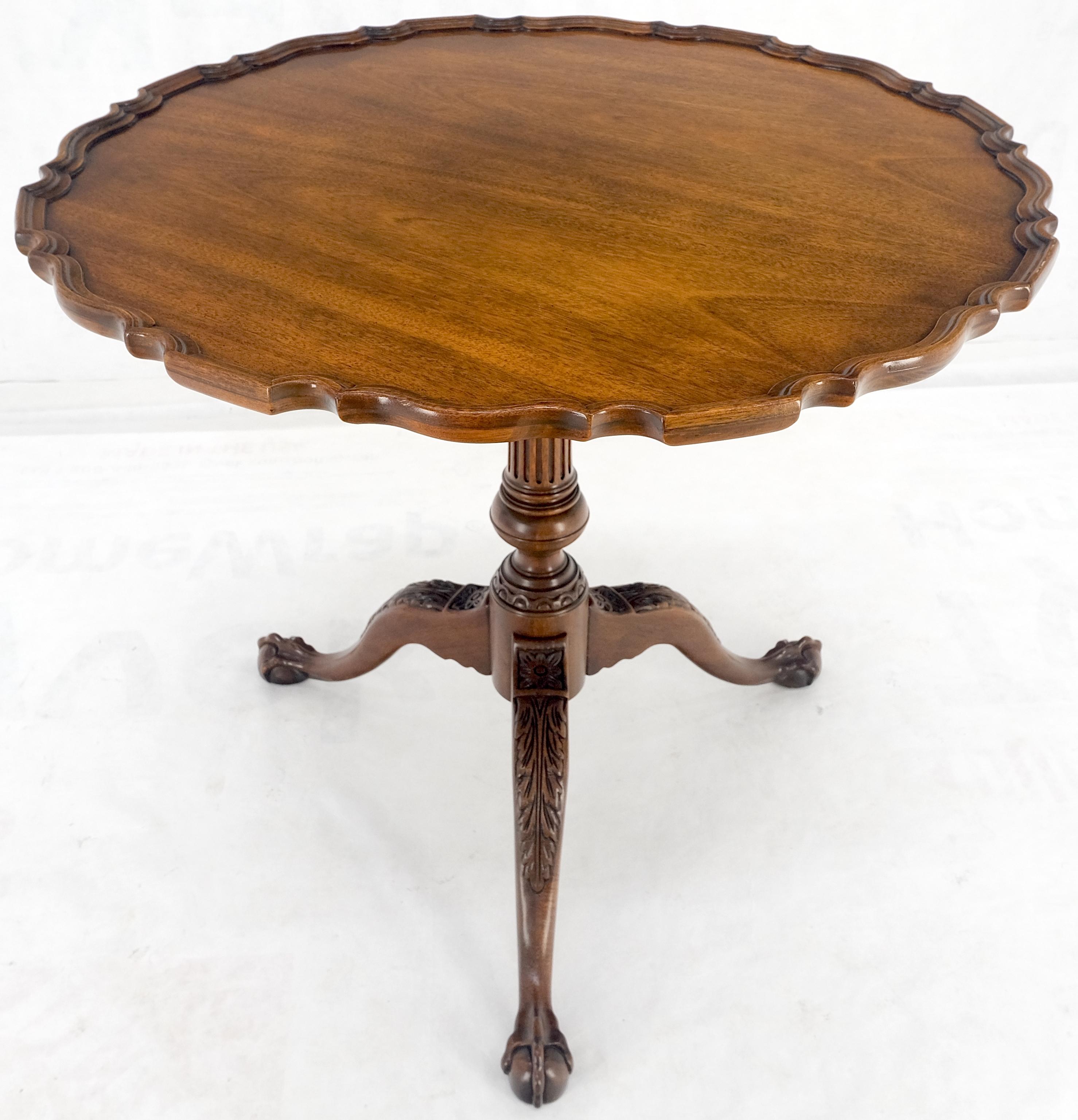 Mid-Century Modern Table à déjeuner Baker Pie Crust Tilt Top en acajou sculpté Ball and Claw MINT en vente