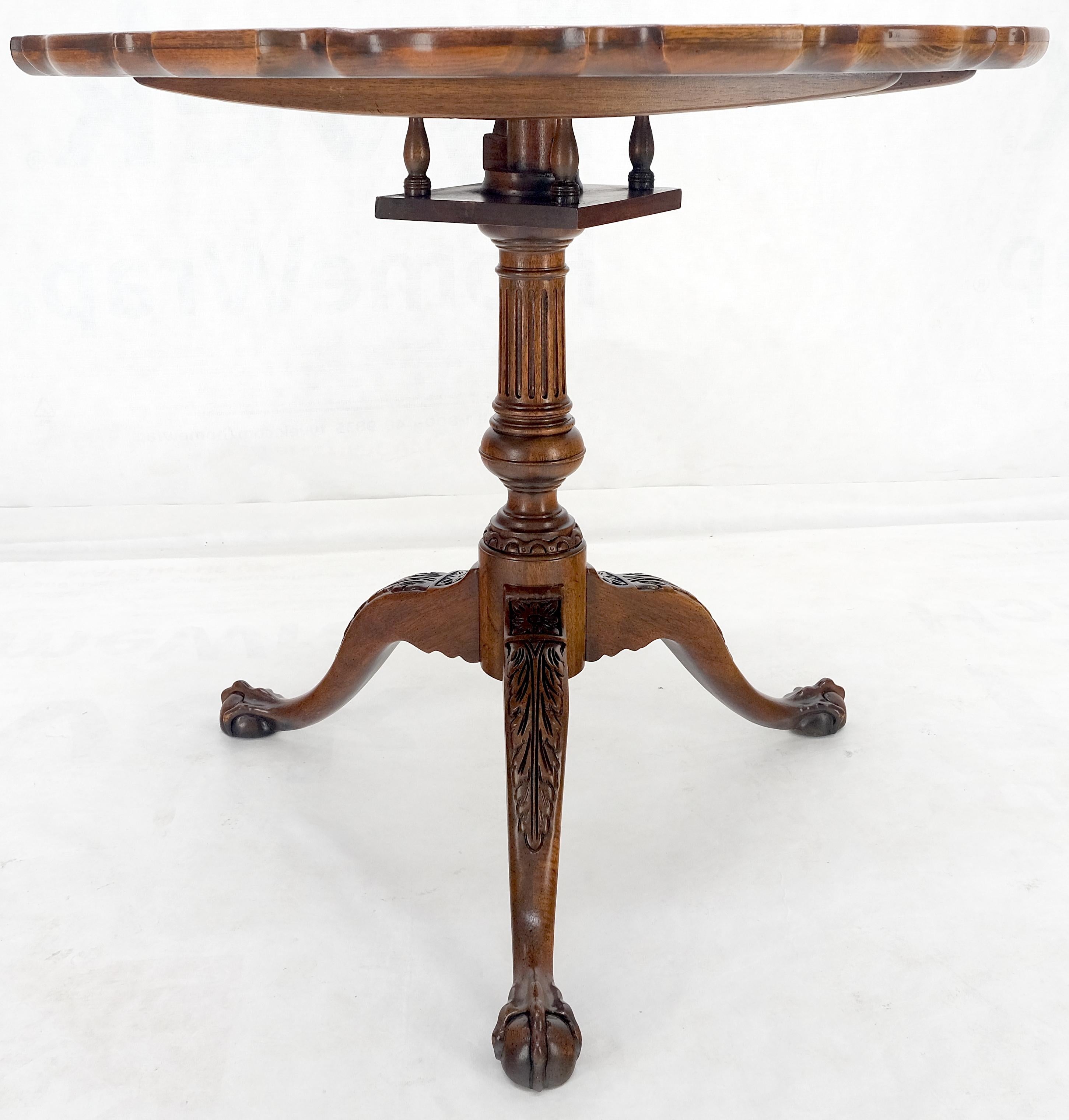 Sculpté Table à déjeuner Baker Pie Crust Tilt Top en acajou sculpté Ball and Claw MINT en vente