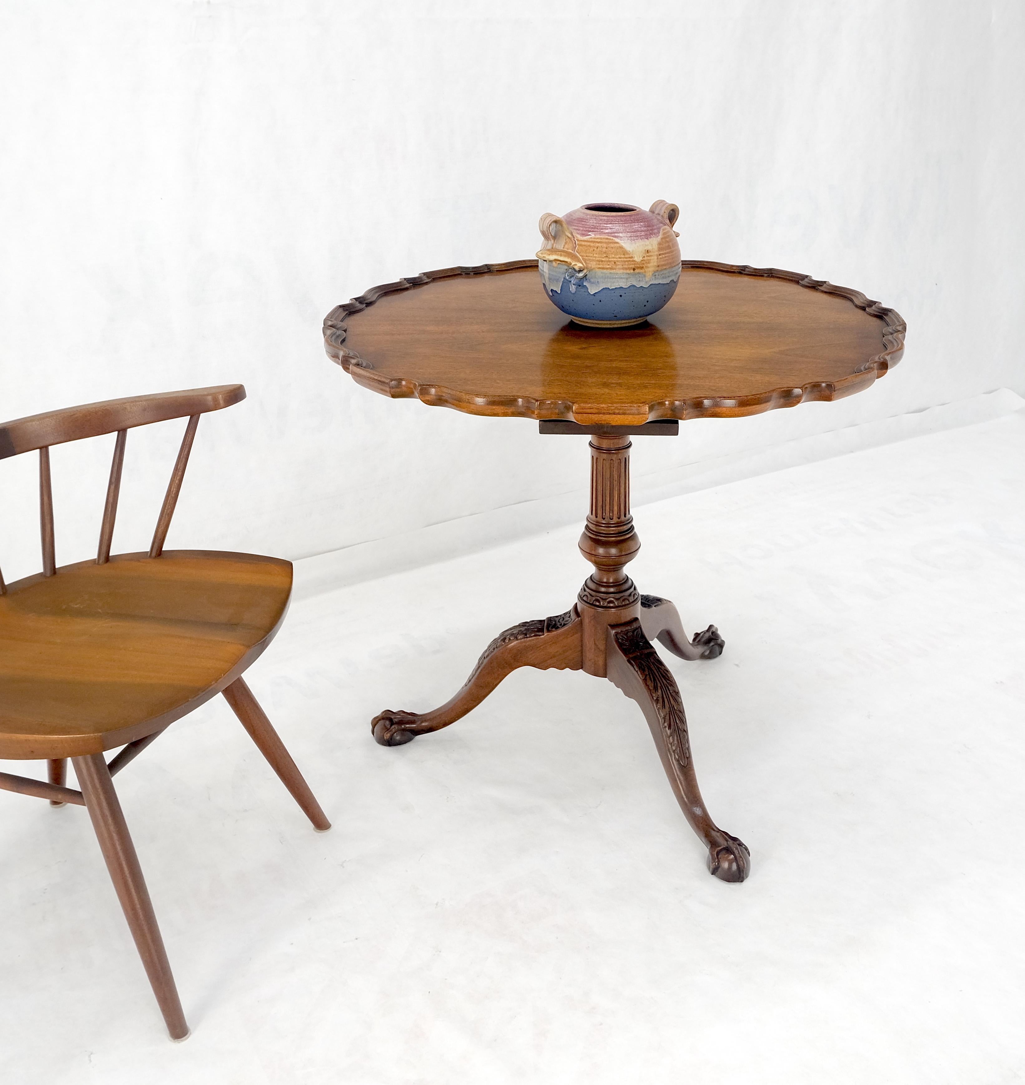 20ième siècle Table à déjeuner Baker Pie Crust Tilt Top en acajou sculpté Ball and Claw MINT en vente