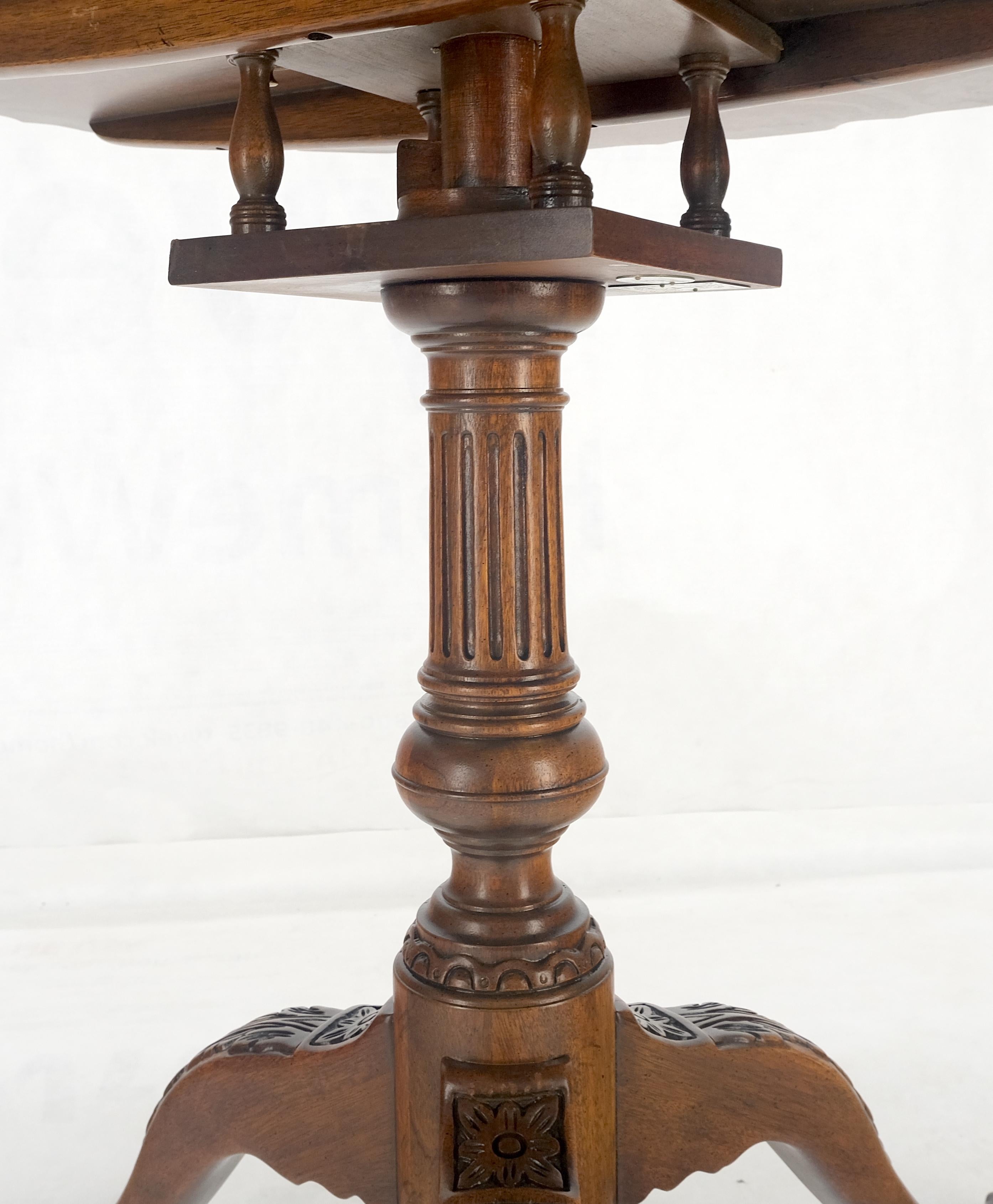 Acajou Table à déjeuner Baker Pie Crust Tilt Top en acajou sculpté Ball and Claw MINT en vente