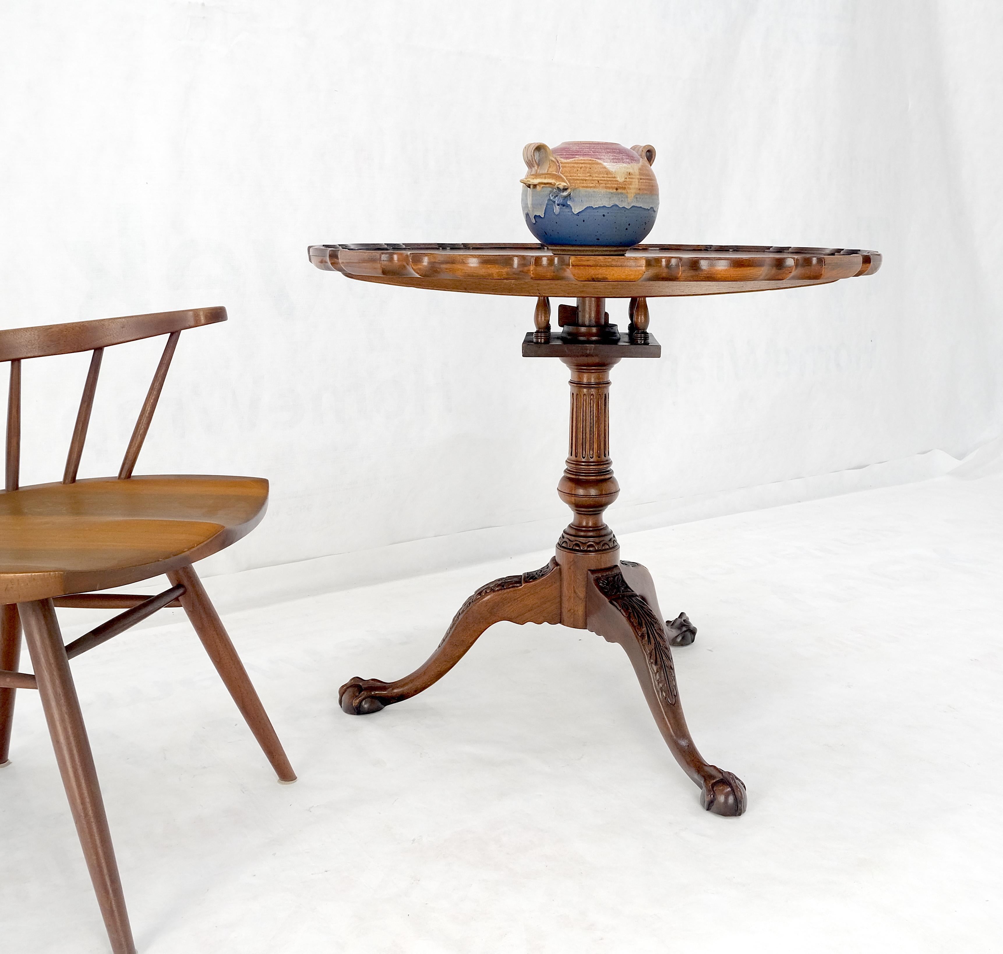 Table à déjeuner Baker Pie Crust Tilt Top en acajou sculpté Ball and Claw MINT en vente 1
