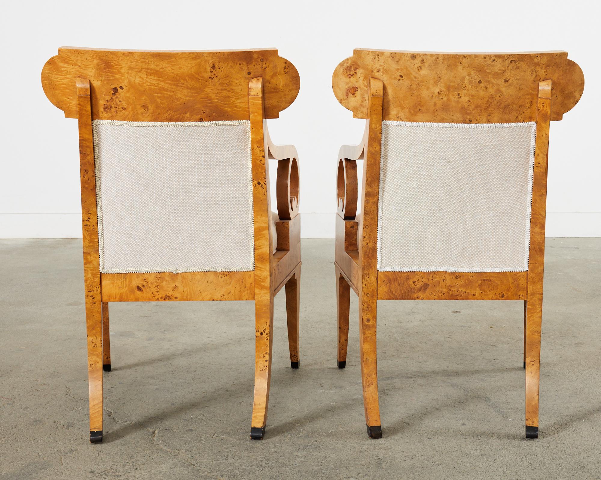 Ensemble de douze fauteuils Klismos de salle à manger Baker Regency en ronce de bois en vente 13