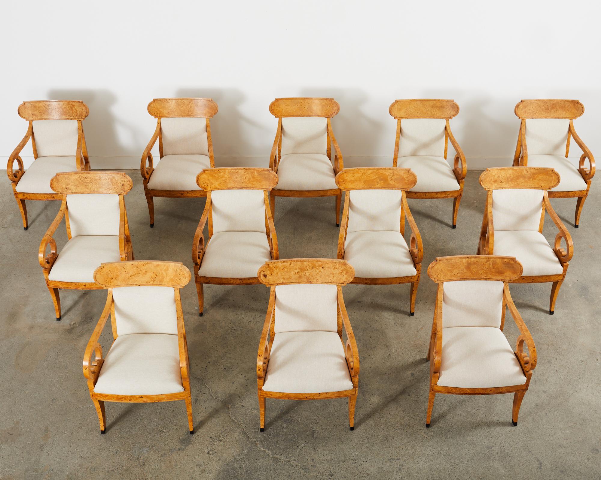 Set von zwölf Baker Regency Klismos-Esszimmerstühlen aus Wurzelholz (amerikanisch) im Angebot