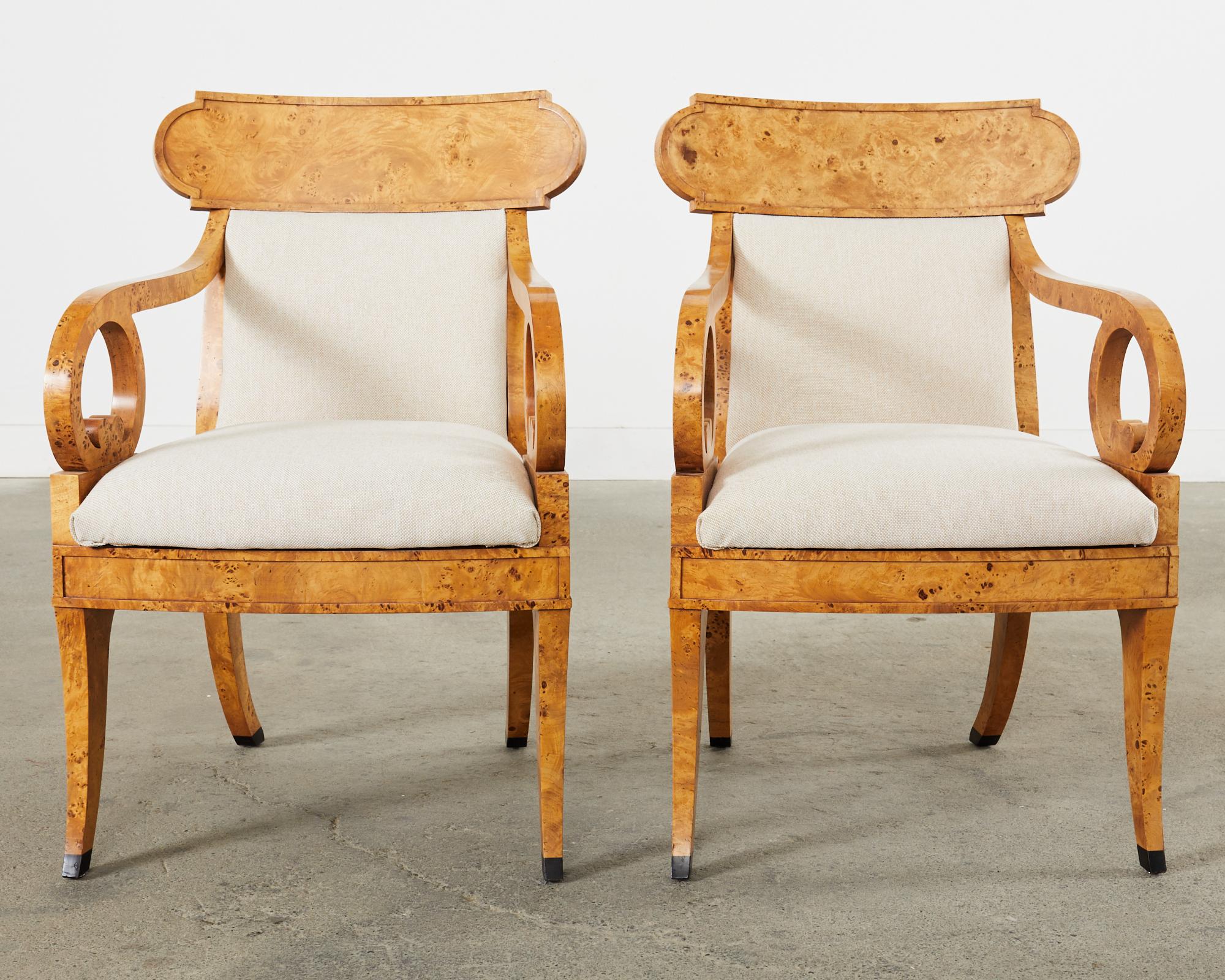 Set von zwölf Baker Regency Klismos-Esszimmerstühlen aus Wurzelholz im Zustand „Gut“ im Angebot in Rio Vista, CA