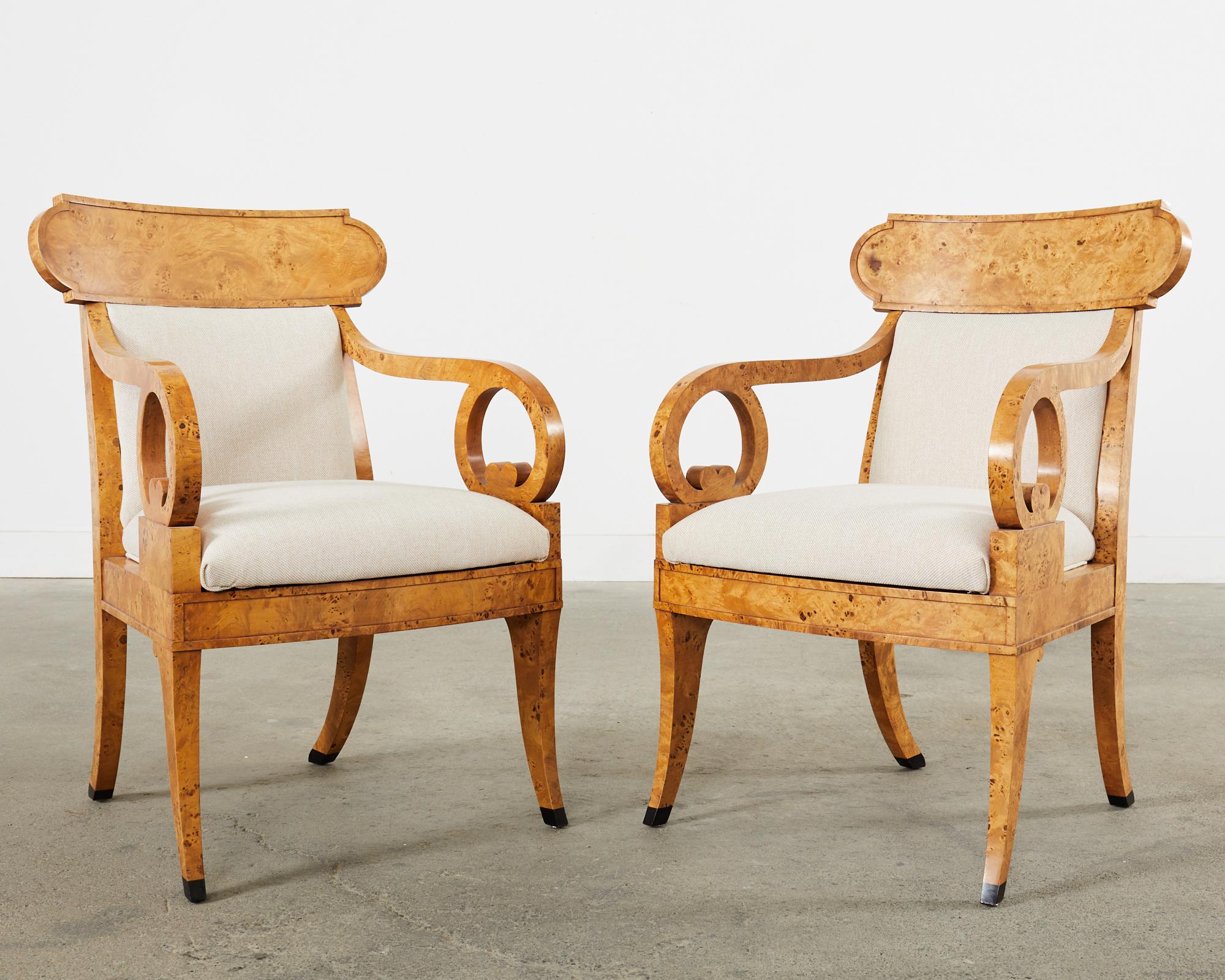 20ième siècle Ensemble de douze fauteuils Klismos de salle à manger Baker Regency en ronce de bois en vente