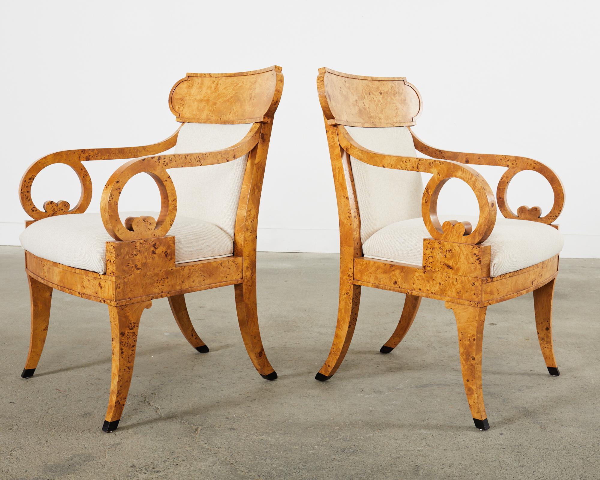 Tissu Ensemble de douze fauteuils Klismos de salle à manger Baker Regency en ronce de bois en vente