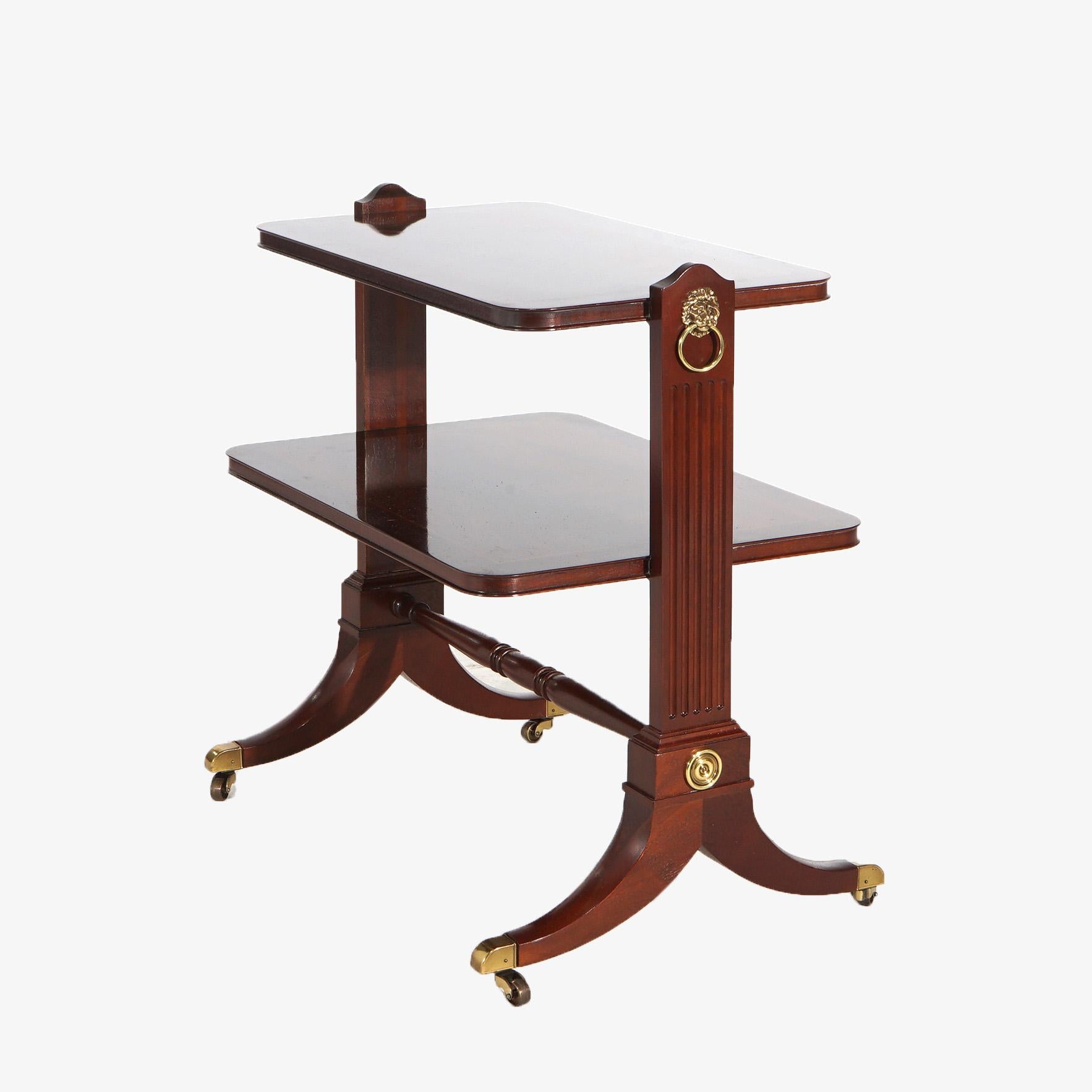 20ième siècle Serveur à deux étages de style Regency en acajou et laiton signé 20e siècle en vente