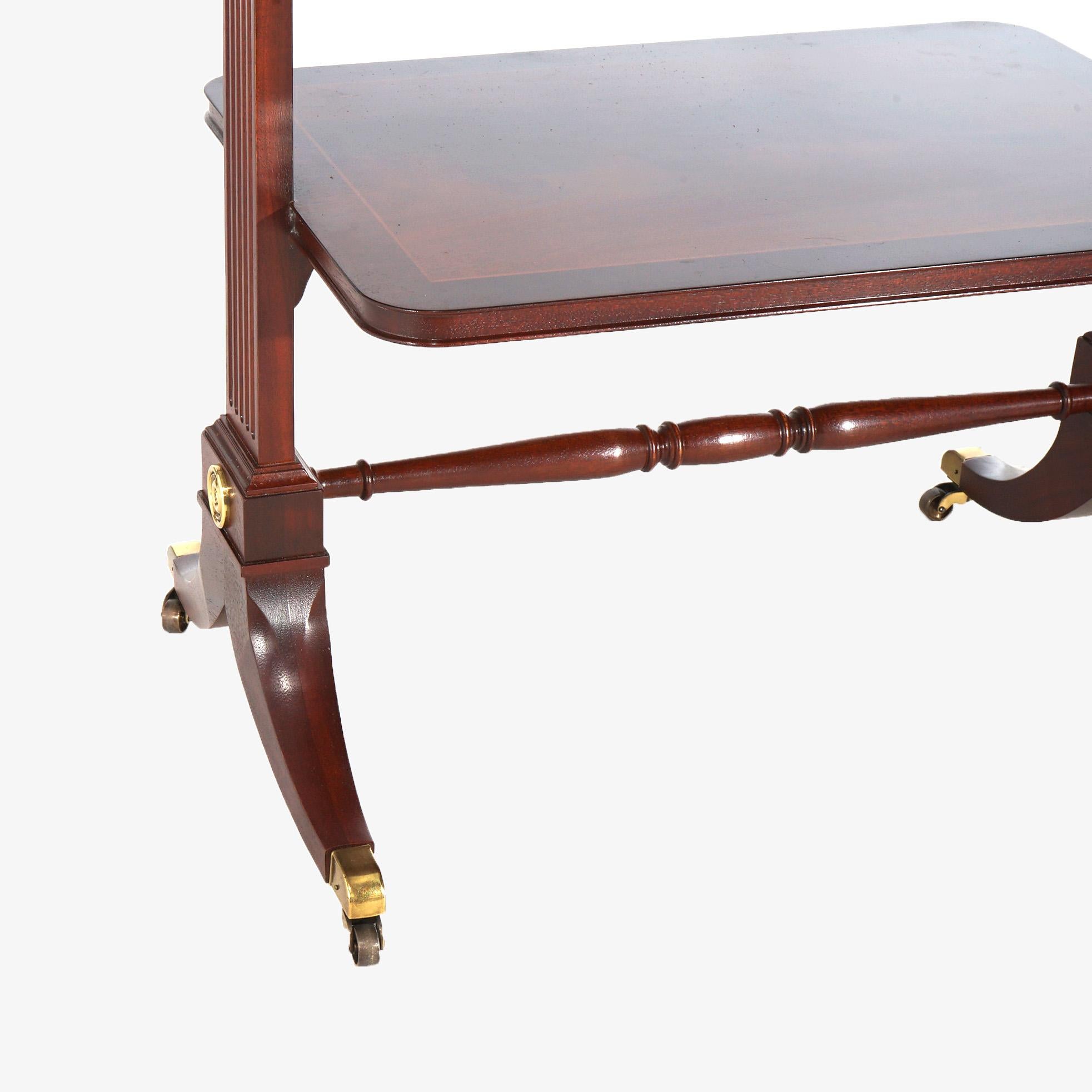 Serveur à deux étages de style Regency en acajou et laiton signé 20e siècle en vente 2