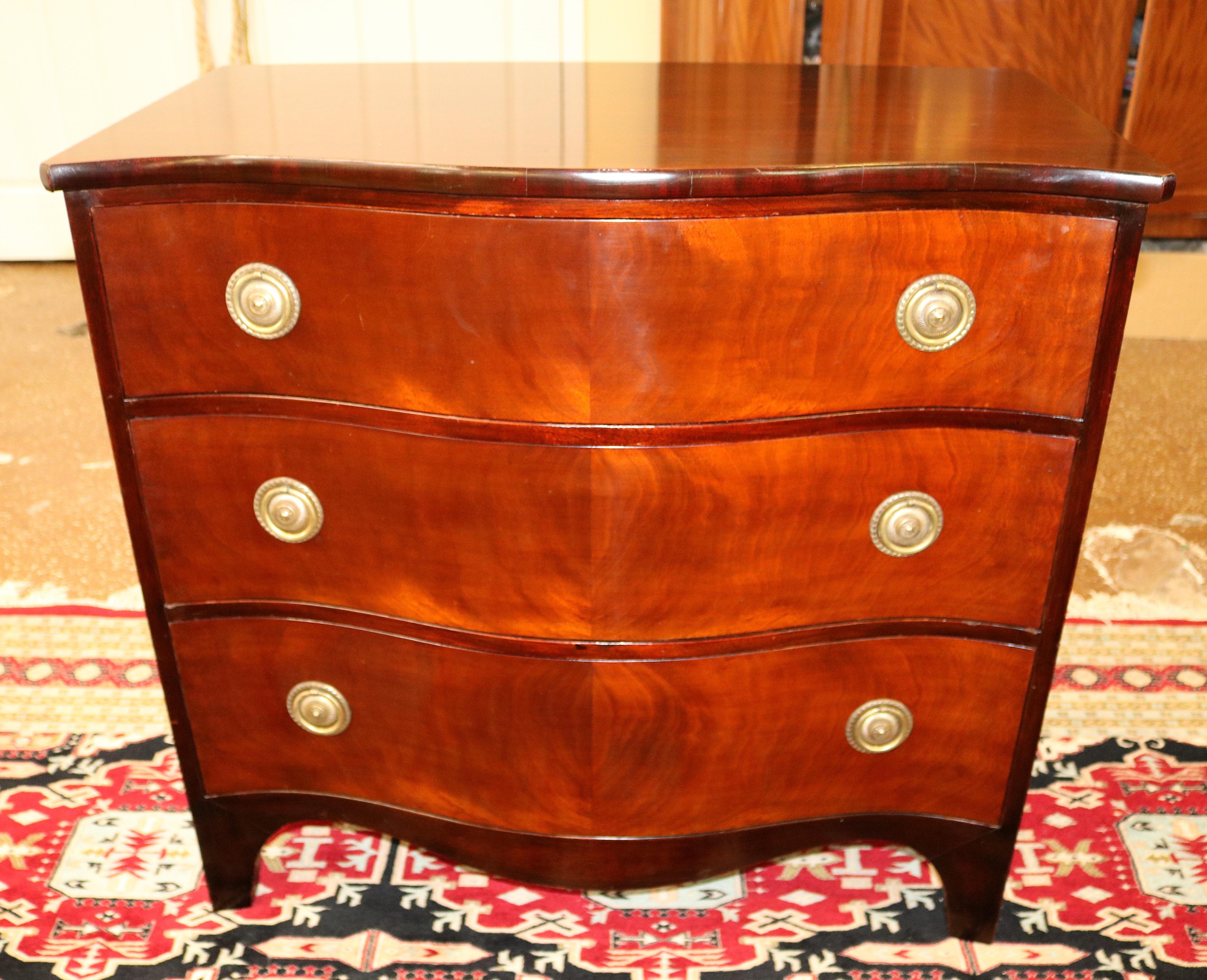 Baker Regency Style Mahogany Serpentine Chest Of Drawers For Sale 4
