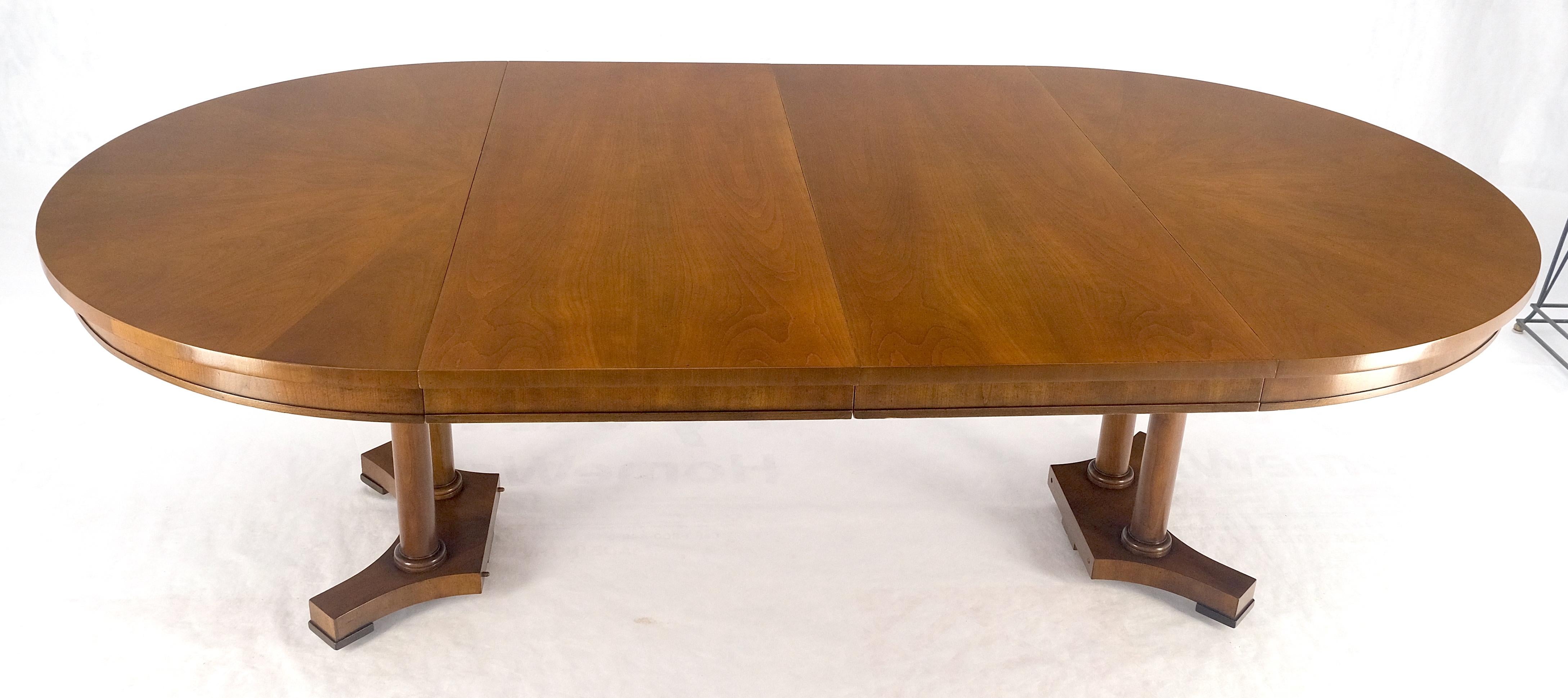 Table de salle à manger Baker ronde à piédestal unique et base en bois fruitier à deux feuilles MINT en vente 2