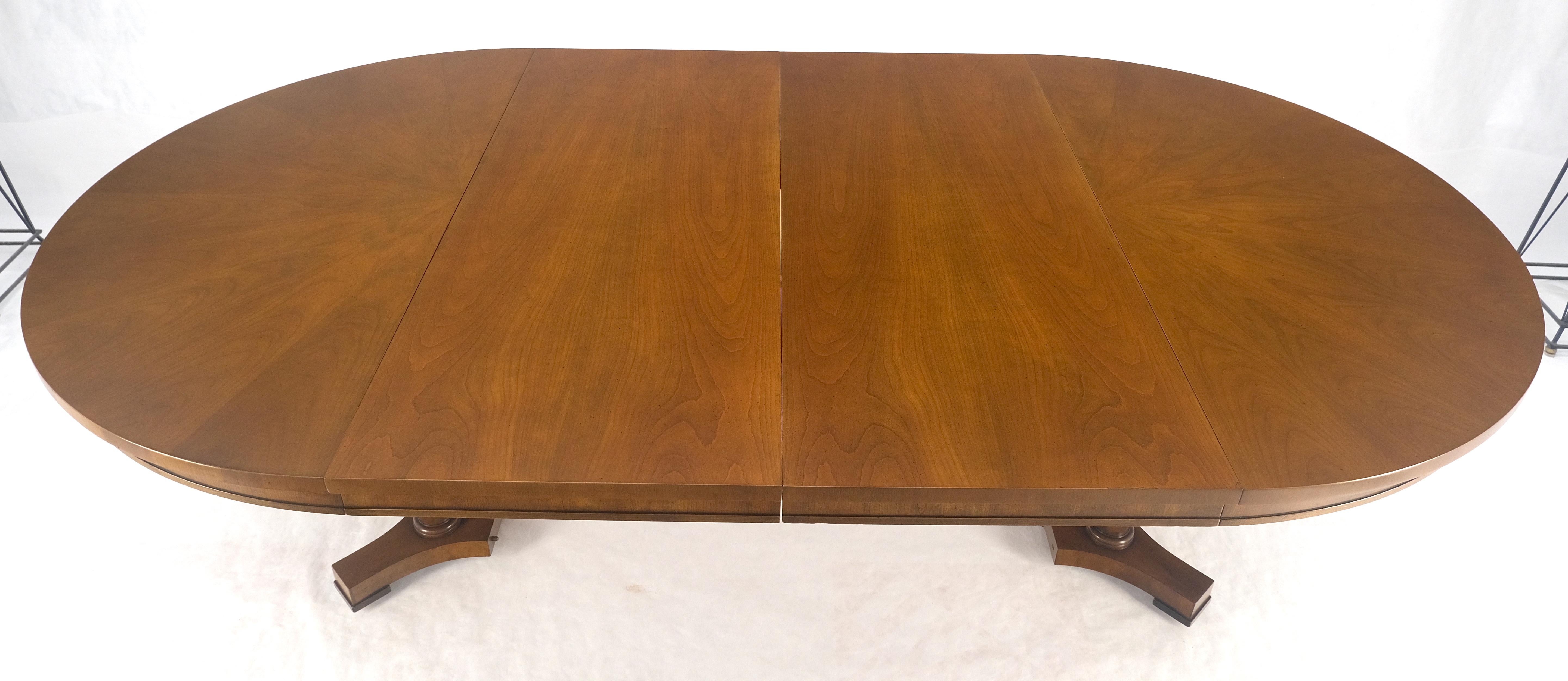 Table de salle à manger Baker ronde à piédestal unique et base en bois fruitier à deux feuilles MINT en vente 3