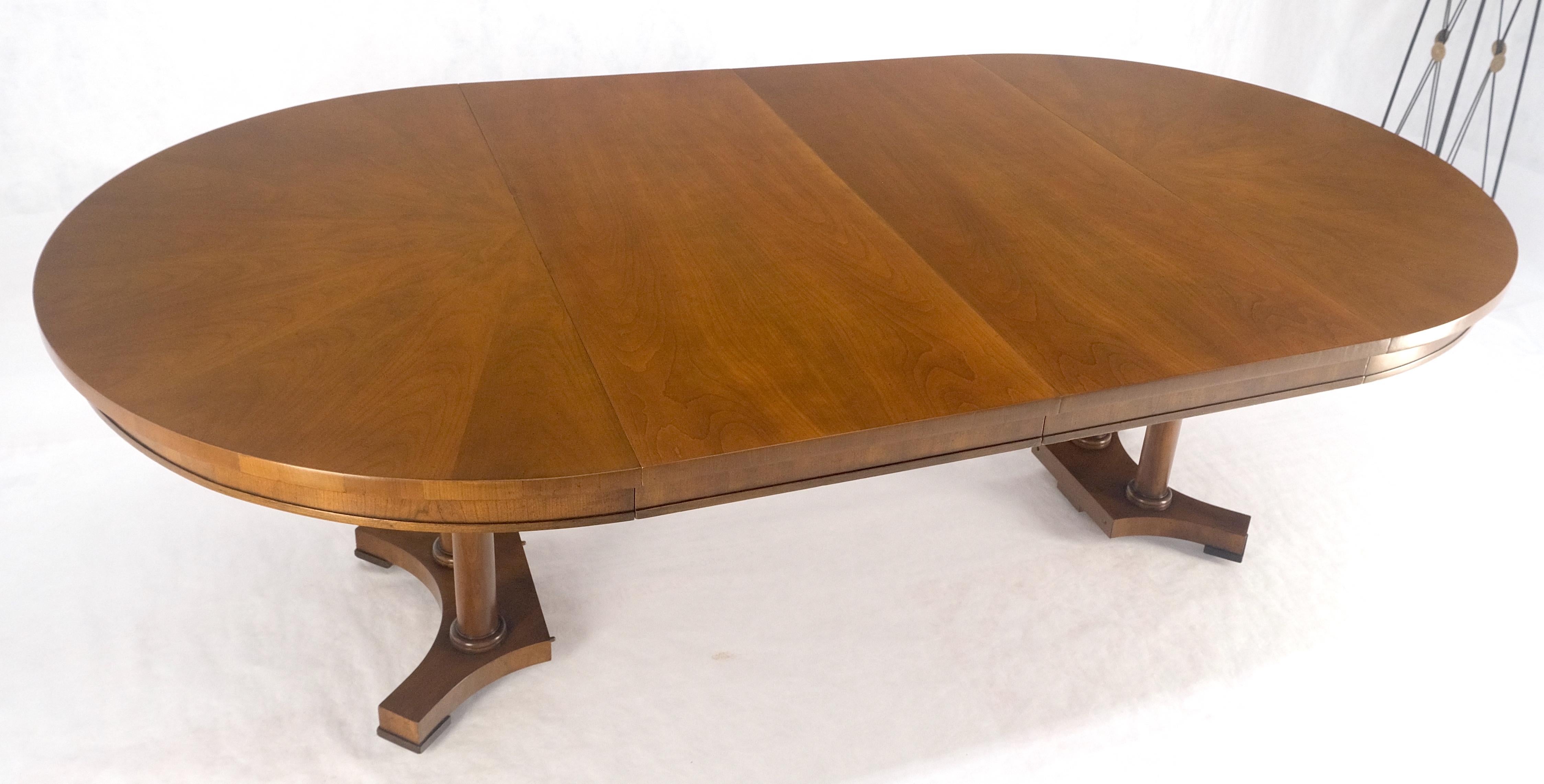 Table de salle à manger Baker ronde à piédestal unique et base en bois fruitier à deux feuilles MINT en vente 4