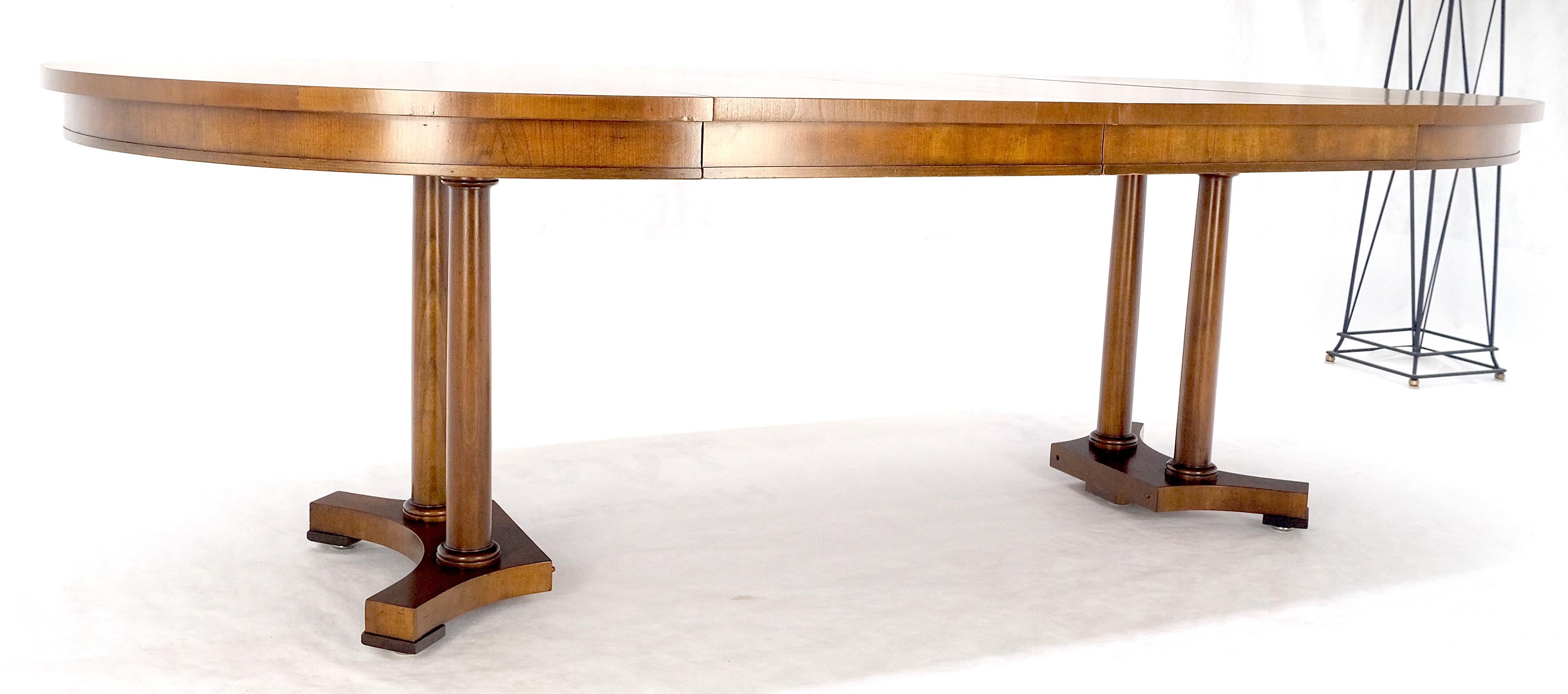Table de salle à manger Baker ronde à piédestal unique et base en bois fruitier à deux feuilles MINT en vente 5