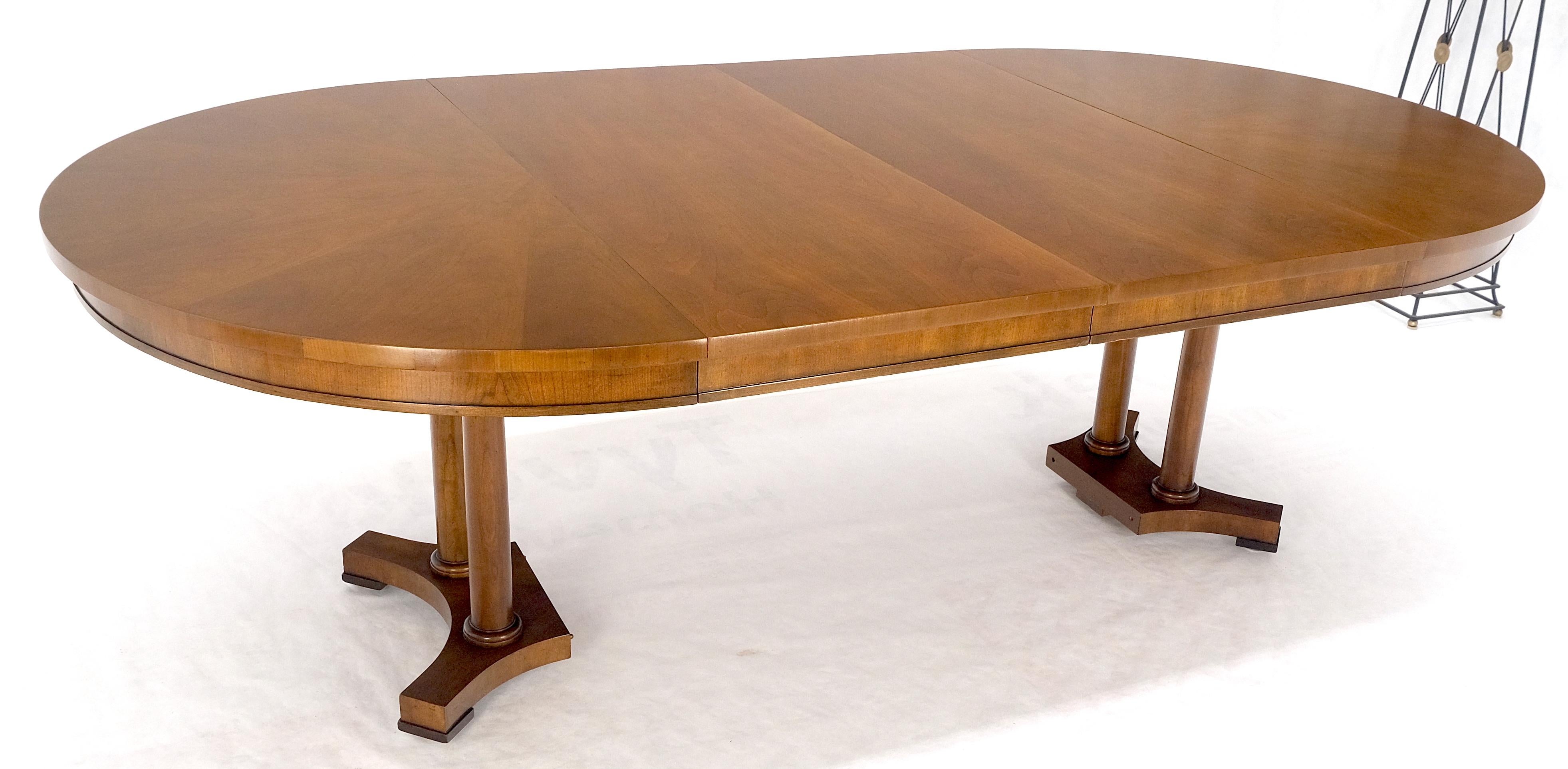 Table de salle à manger Baker ronde à piédestal unique et base en bois fruitier à deux feuilles MINT en vente 6