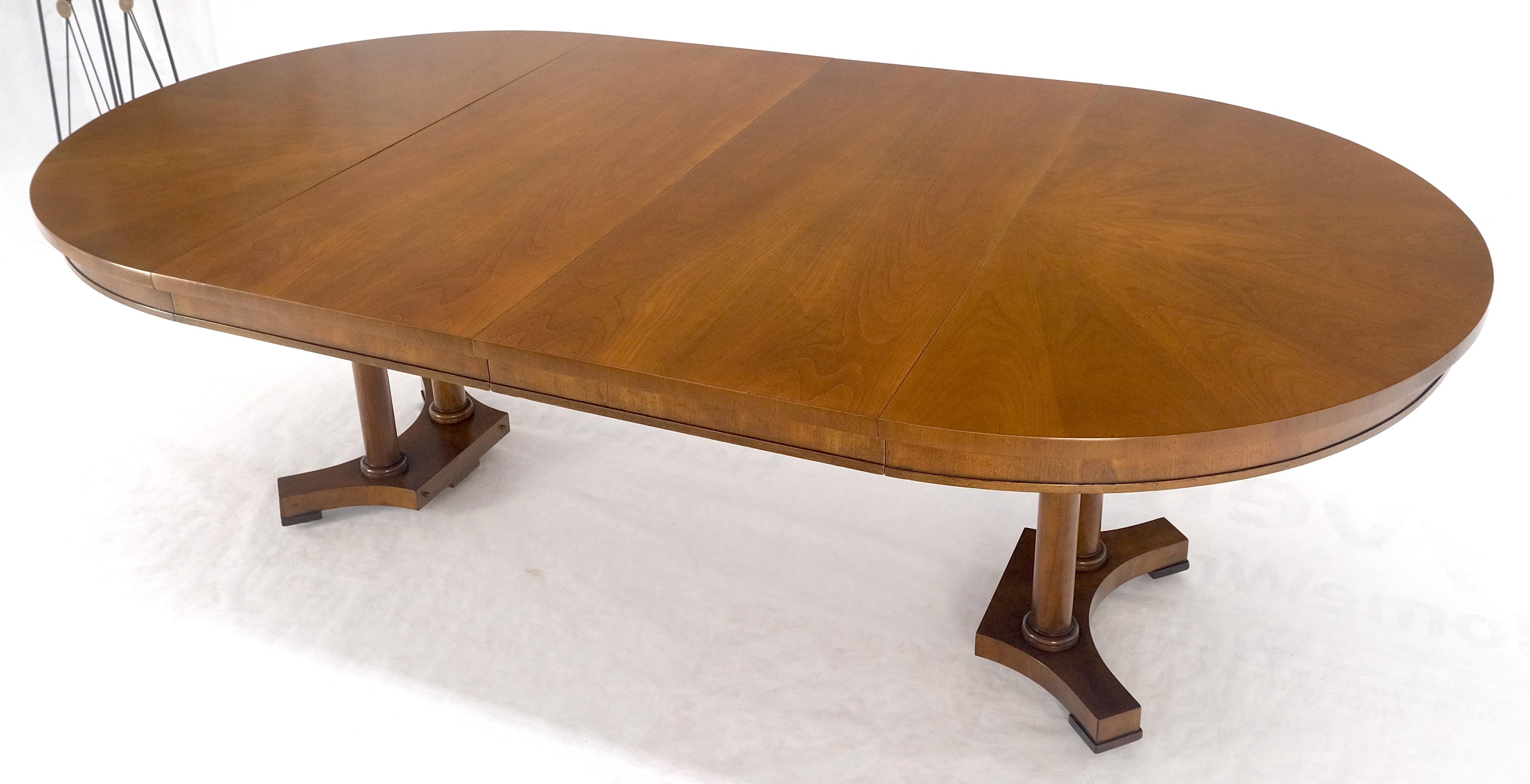 Table de salle à manger Baker ronde à piédestal unique et base en bois fruitier à deux feuilles MINT en vente 7