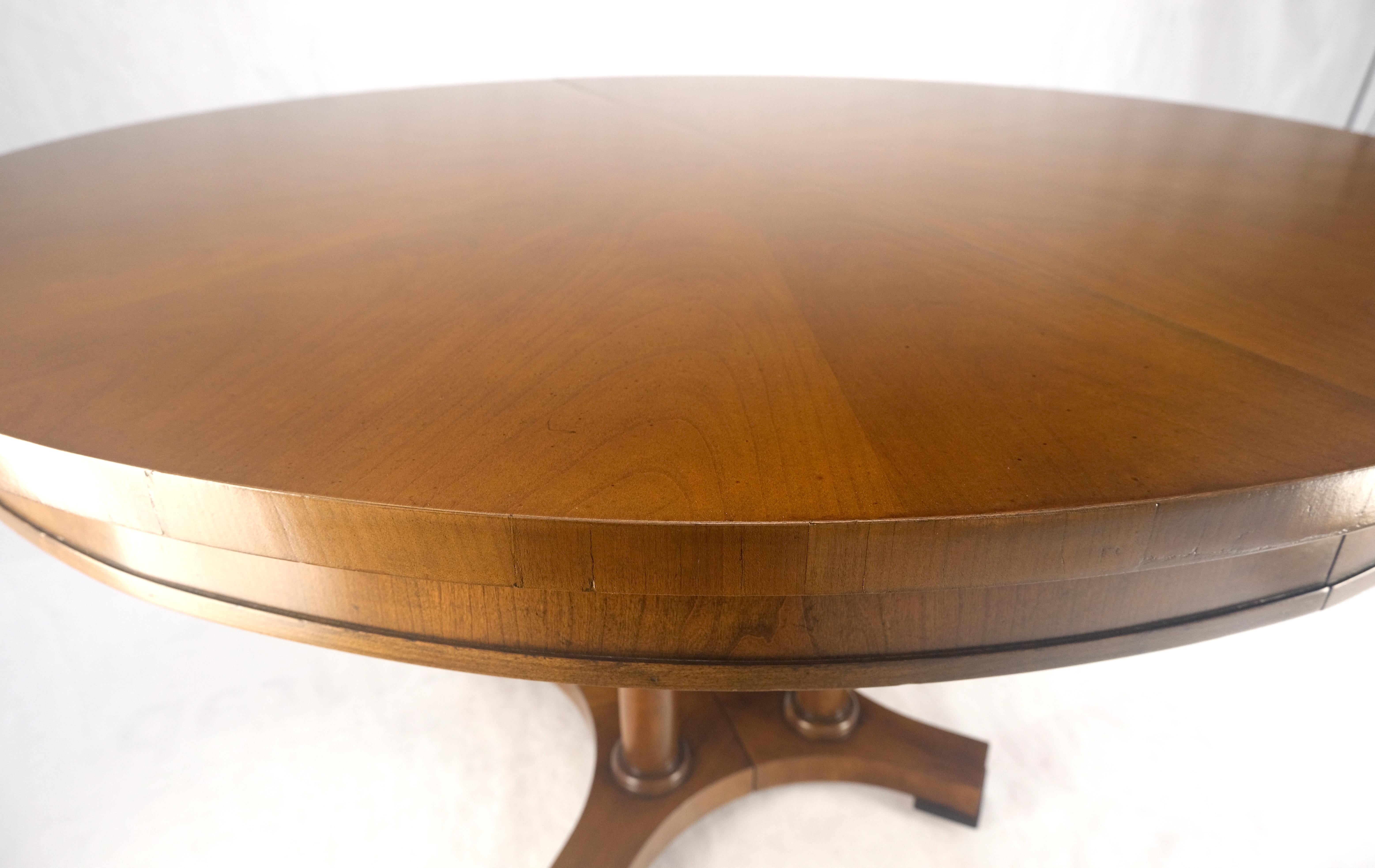 Mid-Century Modern Table de salle à manger Baker ronde à piédestal unique et base en bois fruitier à deux feuilles MINT en vente