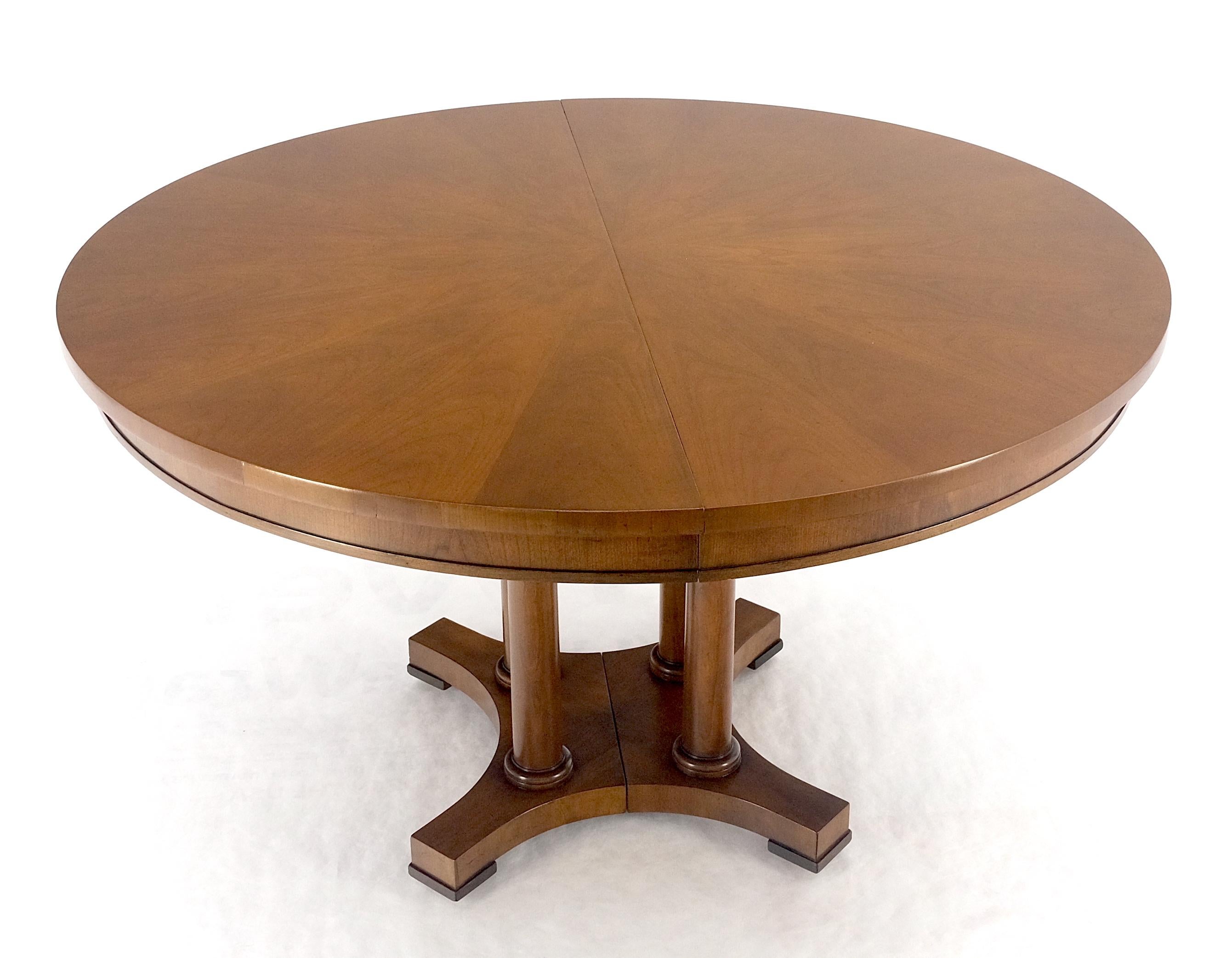 Américain Table de salle à manger Baker ronde à piédestal unique et base en bois fruitier à deux feuilles MINT en vente