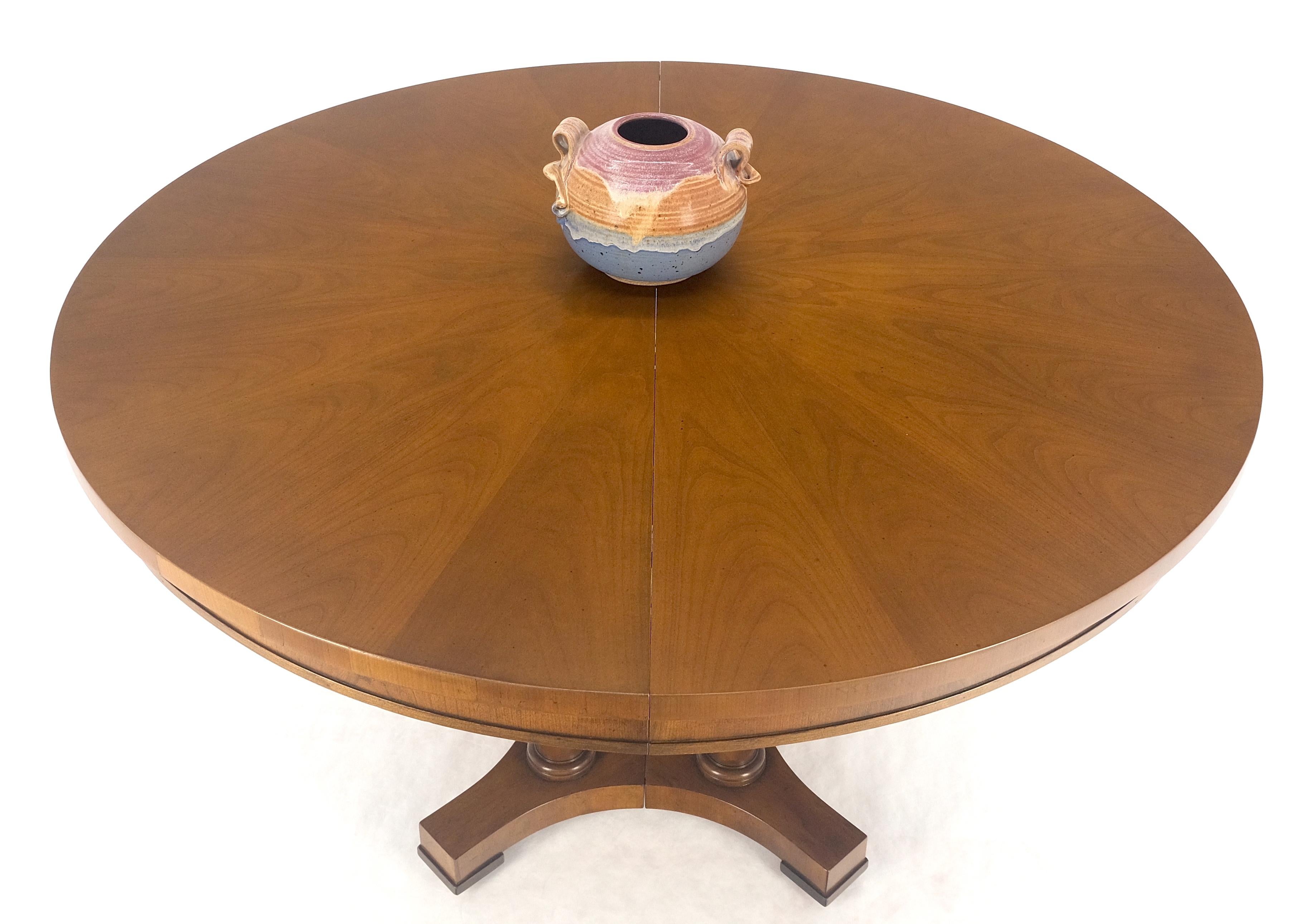 20ième siècle Table de salle à manger Baker ronde à piédestal unique et base en bois fruitier à deux feuilles MINT en vente
