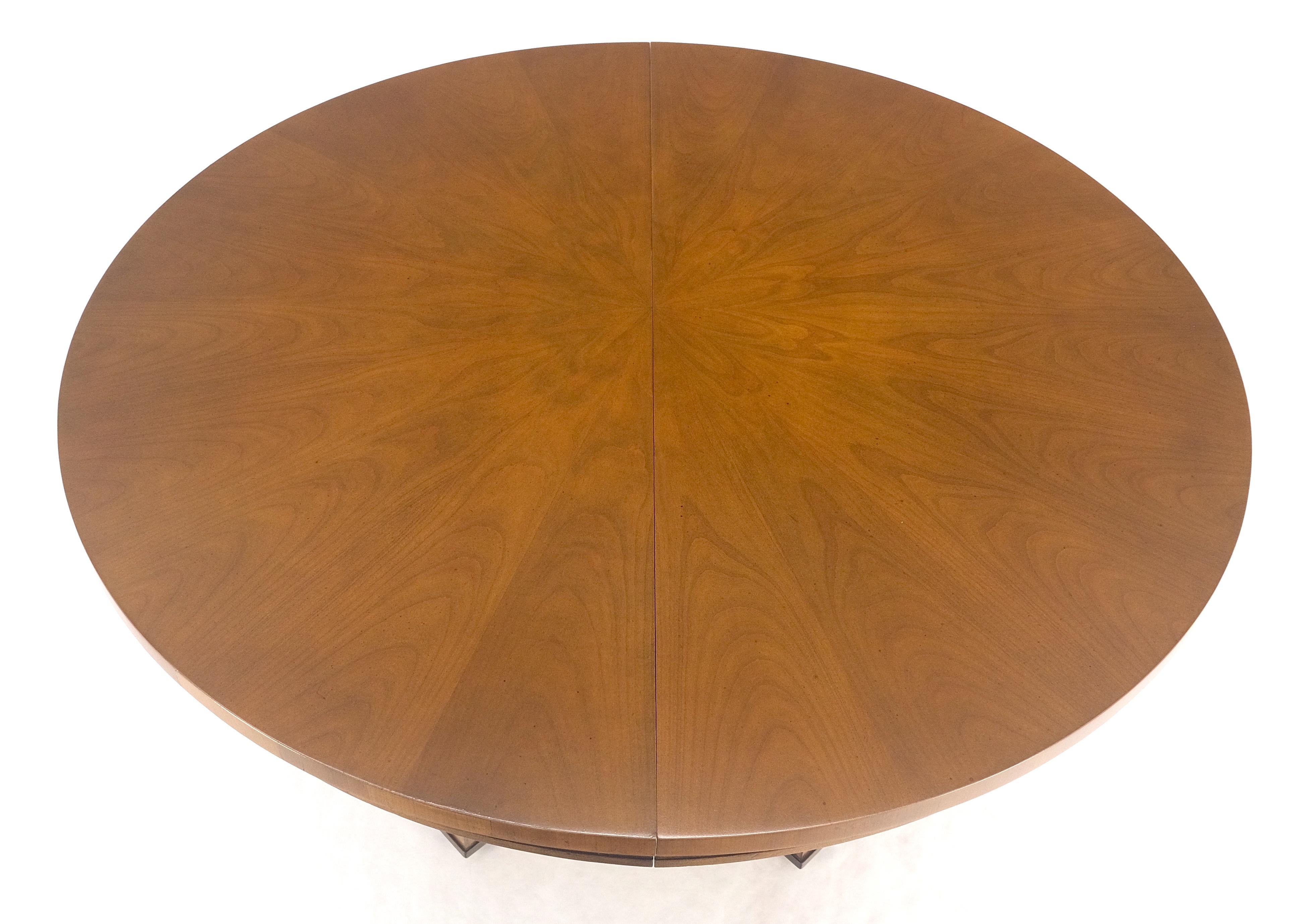 Table de salle à manger Baker ronde à piédestal unique et base en bois fruitier à deux feuilles MINT en vente 1