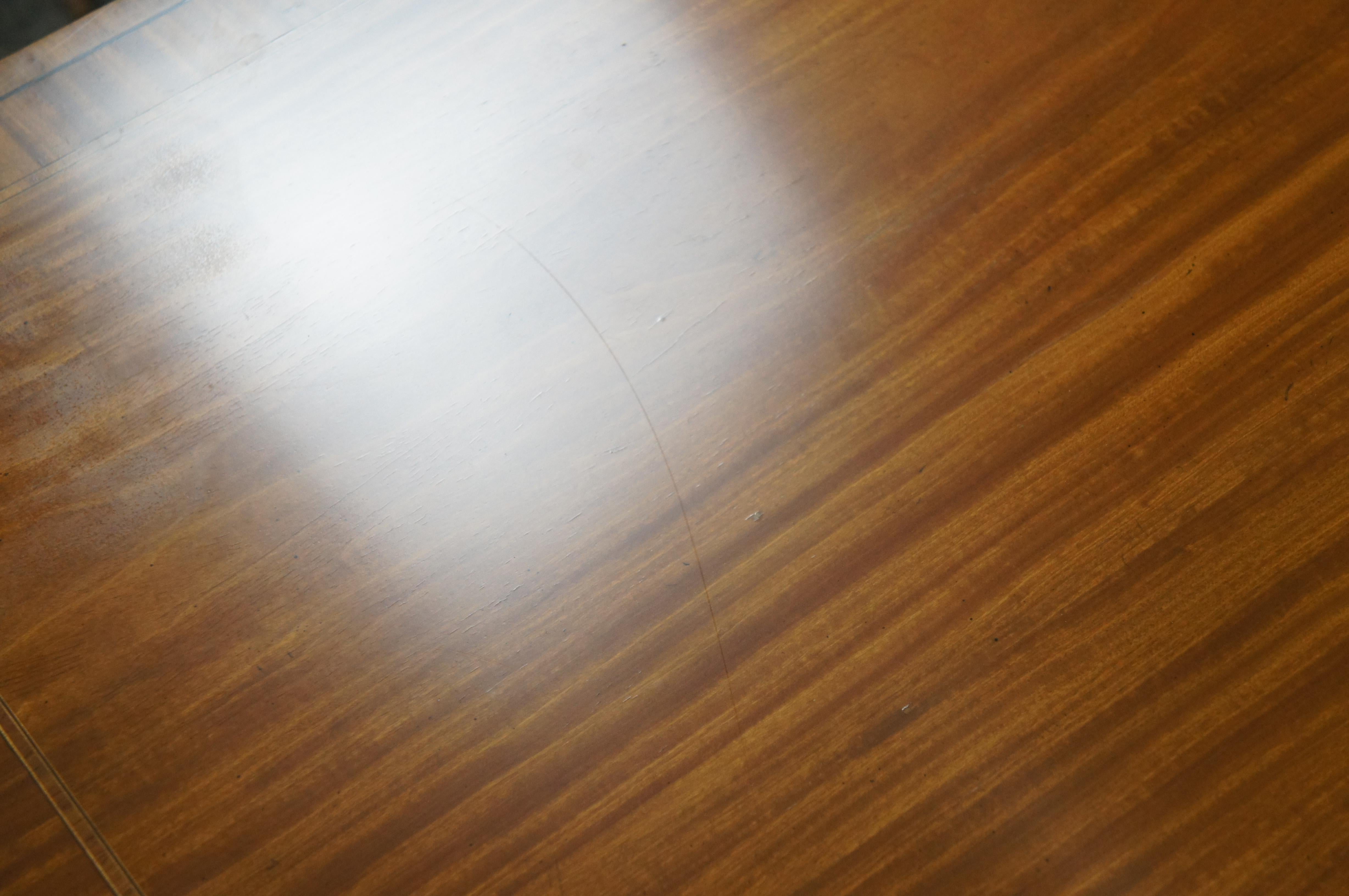 Baker Satinwood & Mahogany English Regency Duncan Phyfe Style Dining Table en vente 4