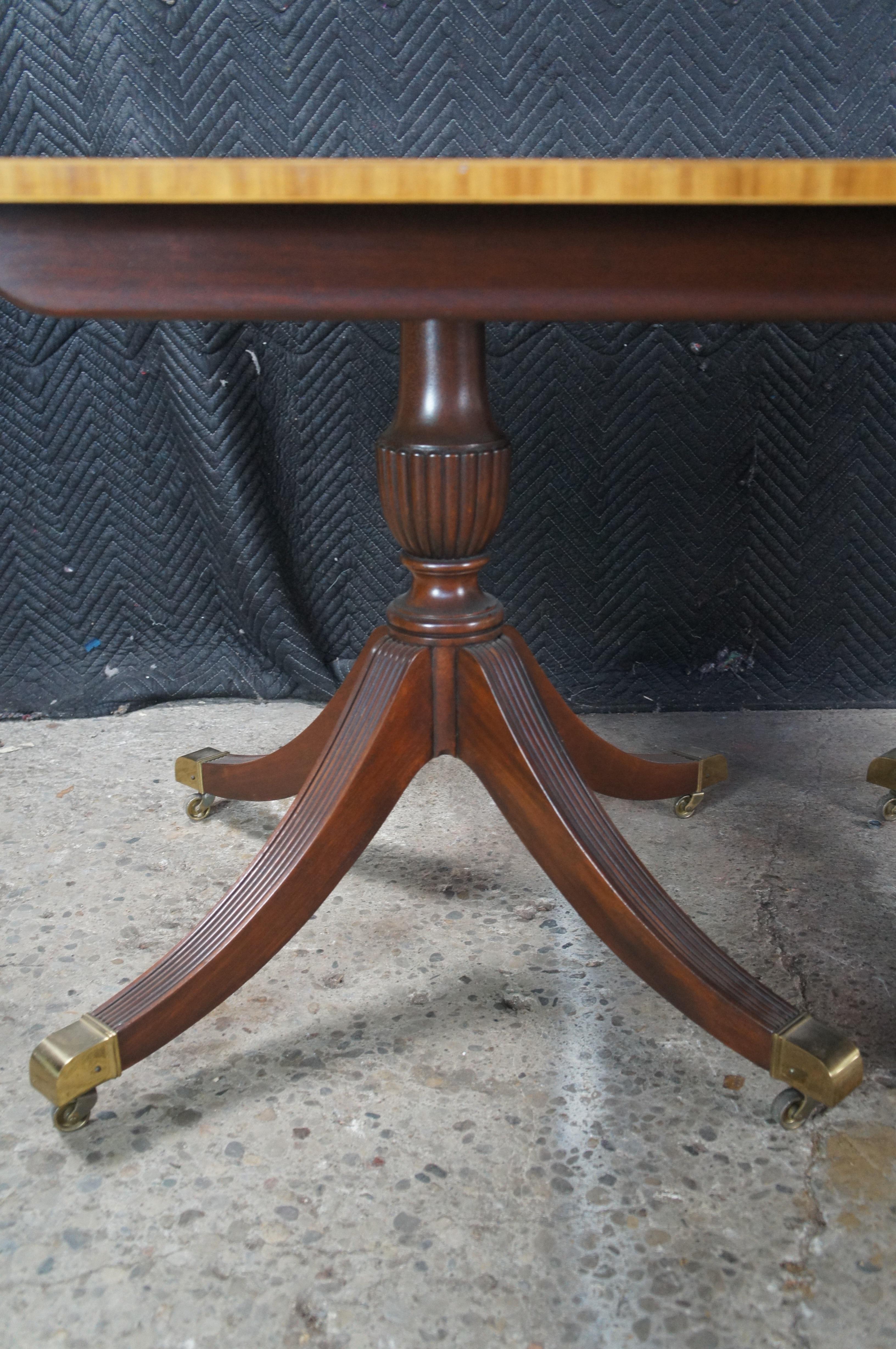 Baker Satinwood & Mahogany English Regency Duncan Phyfe Style Dining Table en vente 5