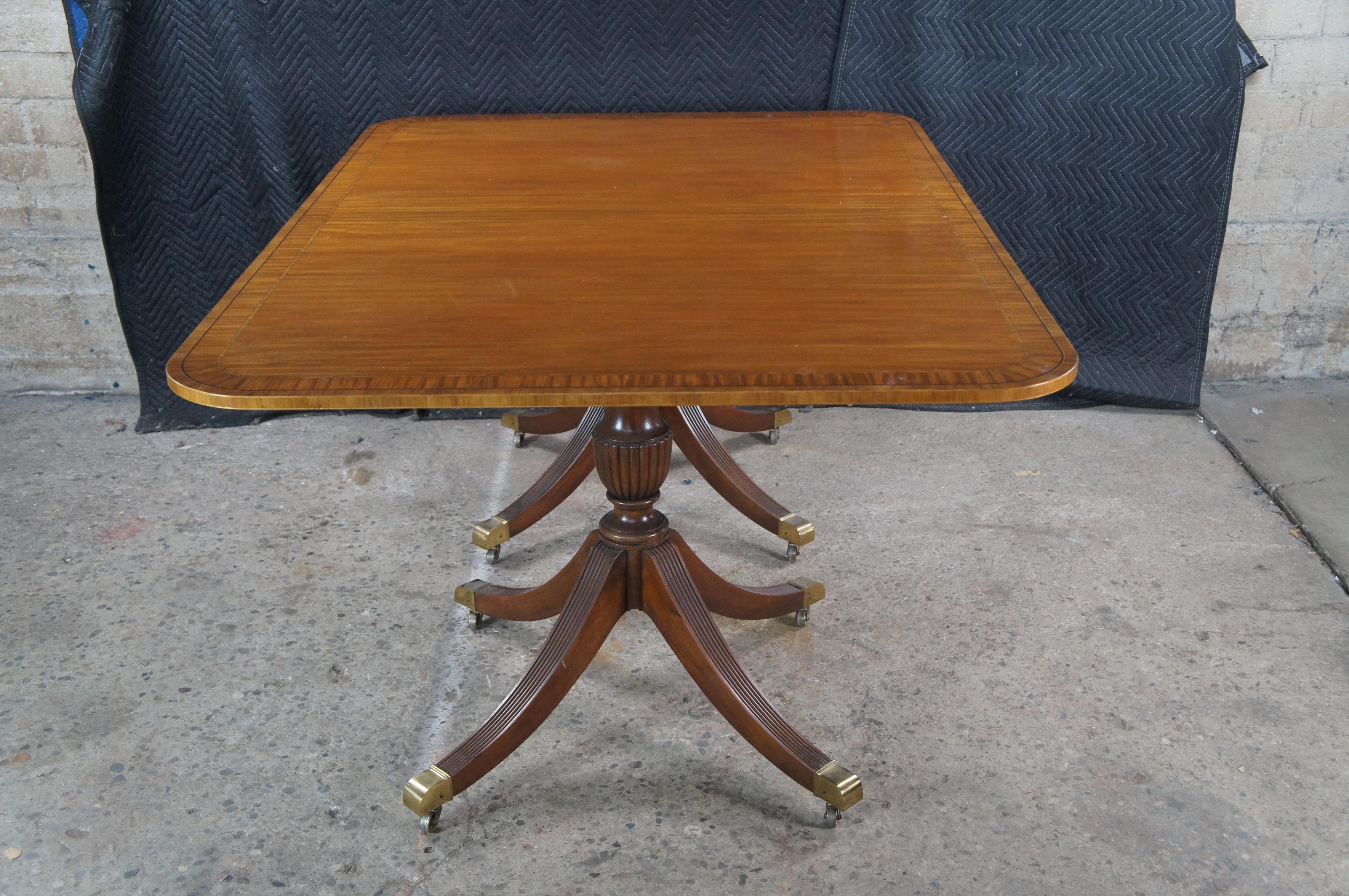 Baker Satinwood & Mahogany English Regency Duncan Phyfe Style Dining Table en vente 6