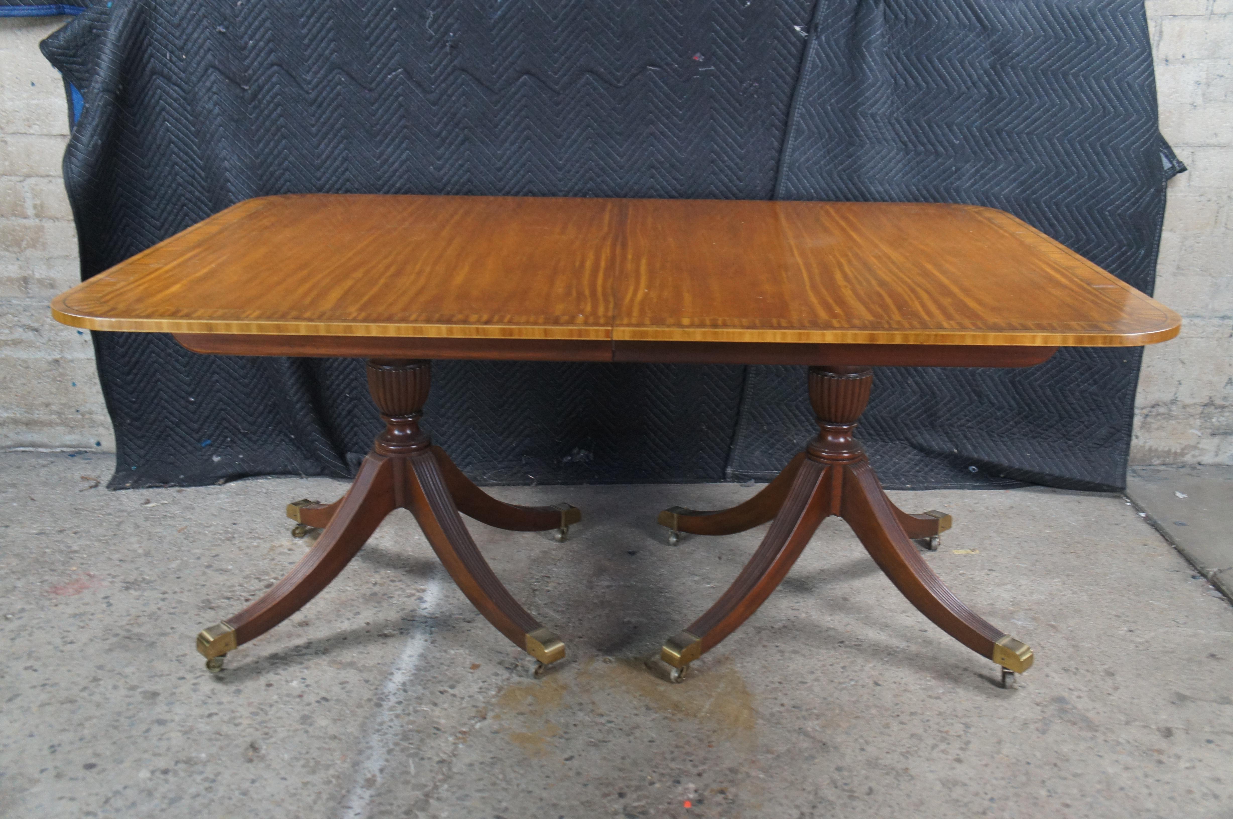 Baker Satinwood & Mahogany English Regency Duncan Phyfe Style Dining Table en vente 7