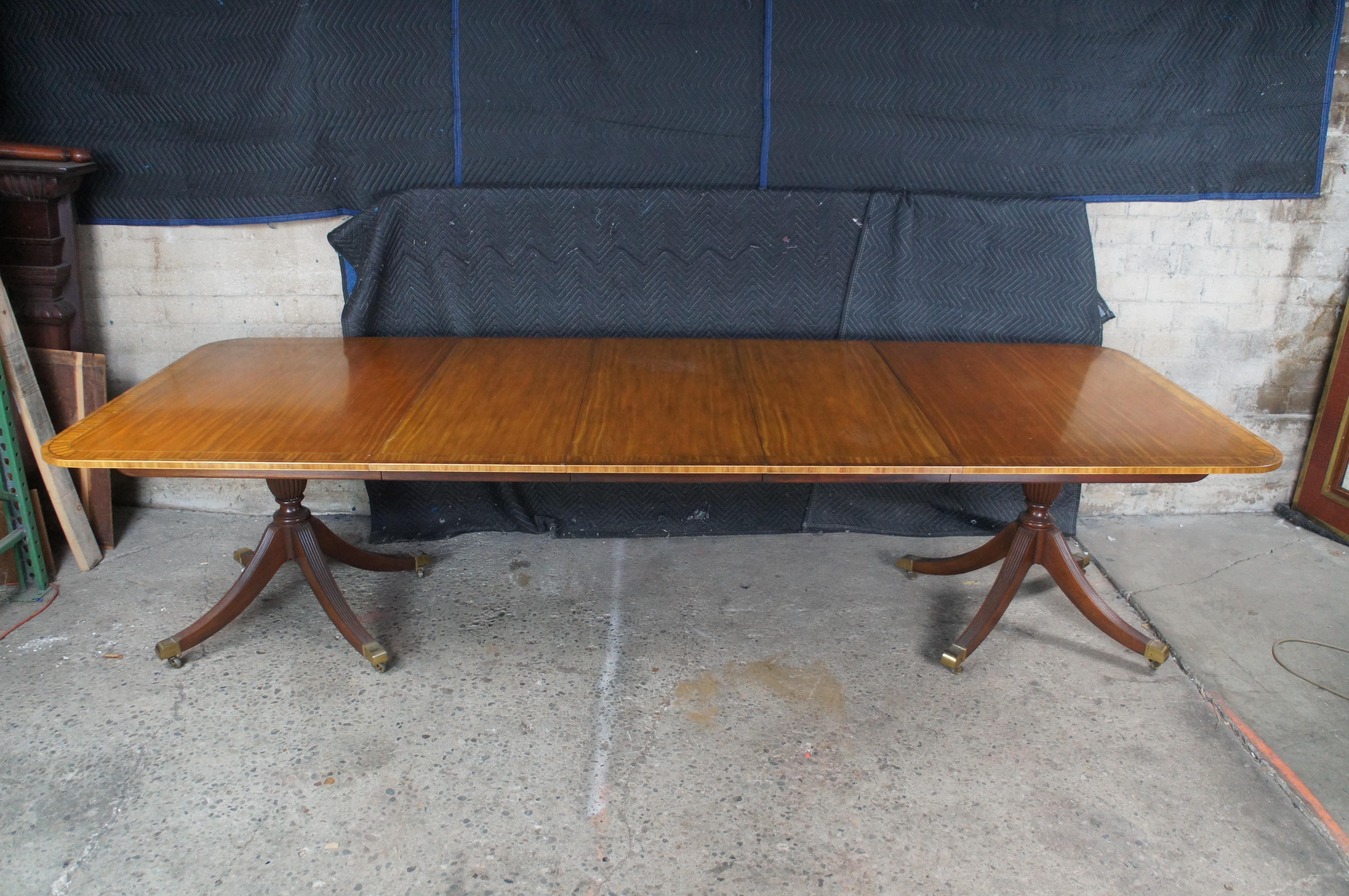 Baker Satinwood & Mahogany English Regency Duncan Phyfe Style Dining Table en vente 9