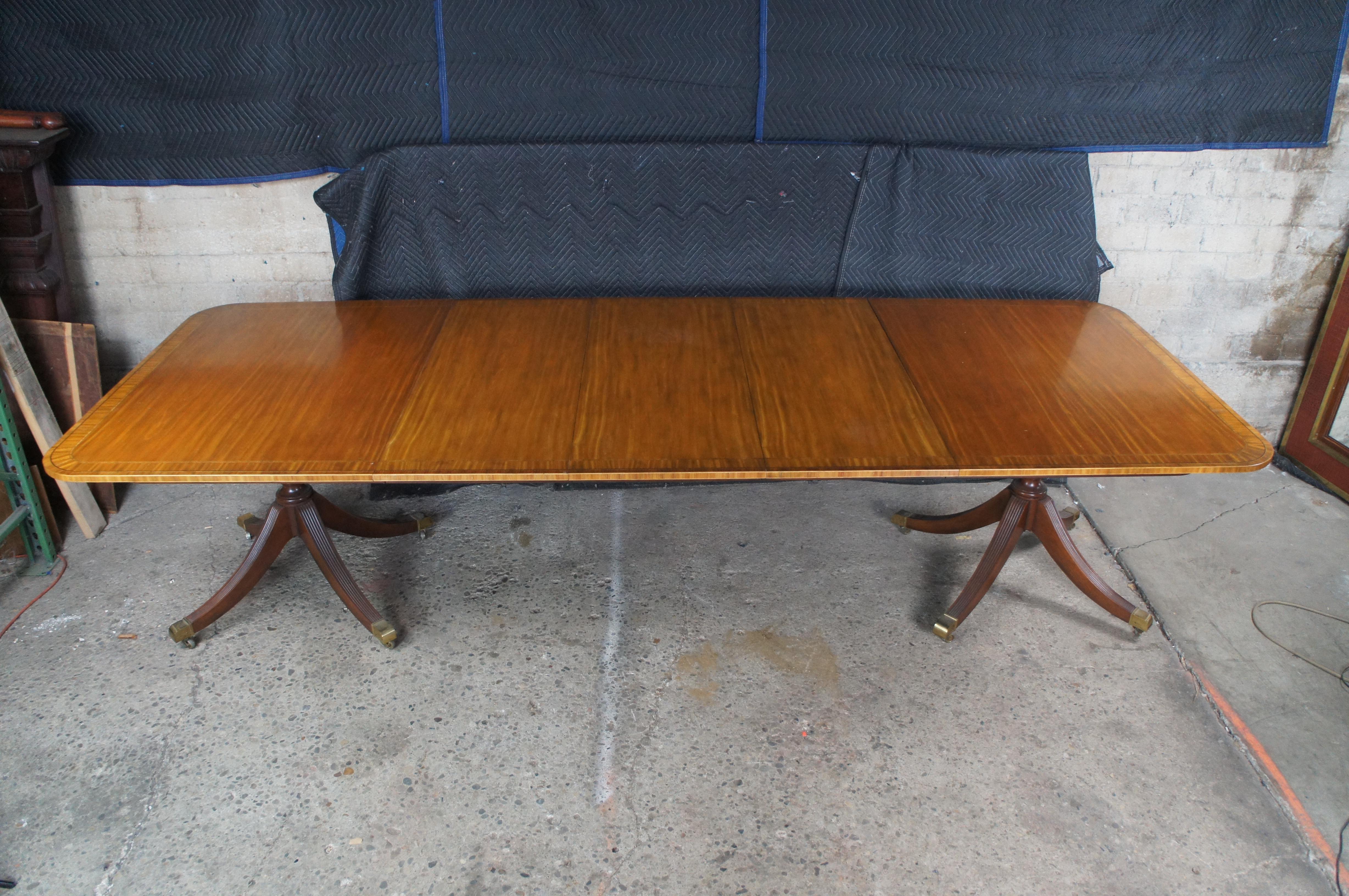 Baker Satinwood & Mahogany English Regency Duncan Phyfe Style Dining Table en vente 10