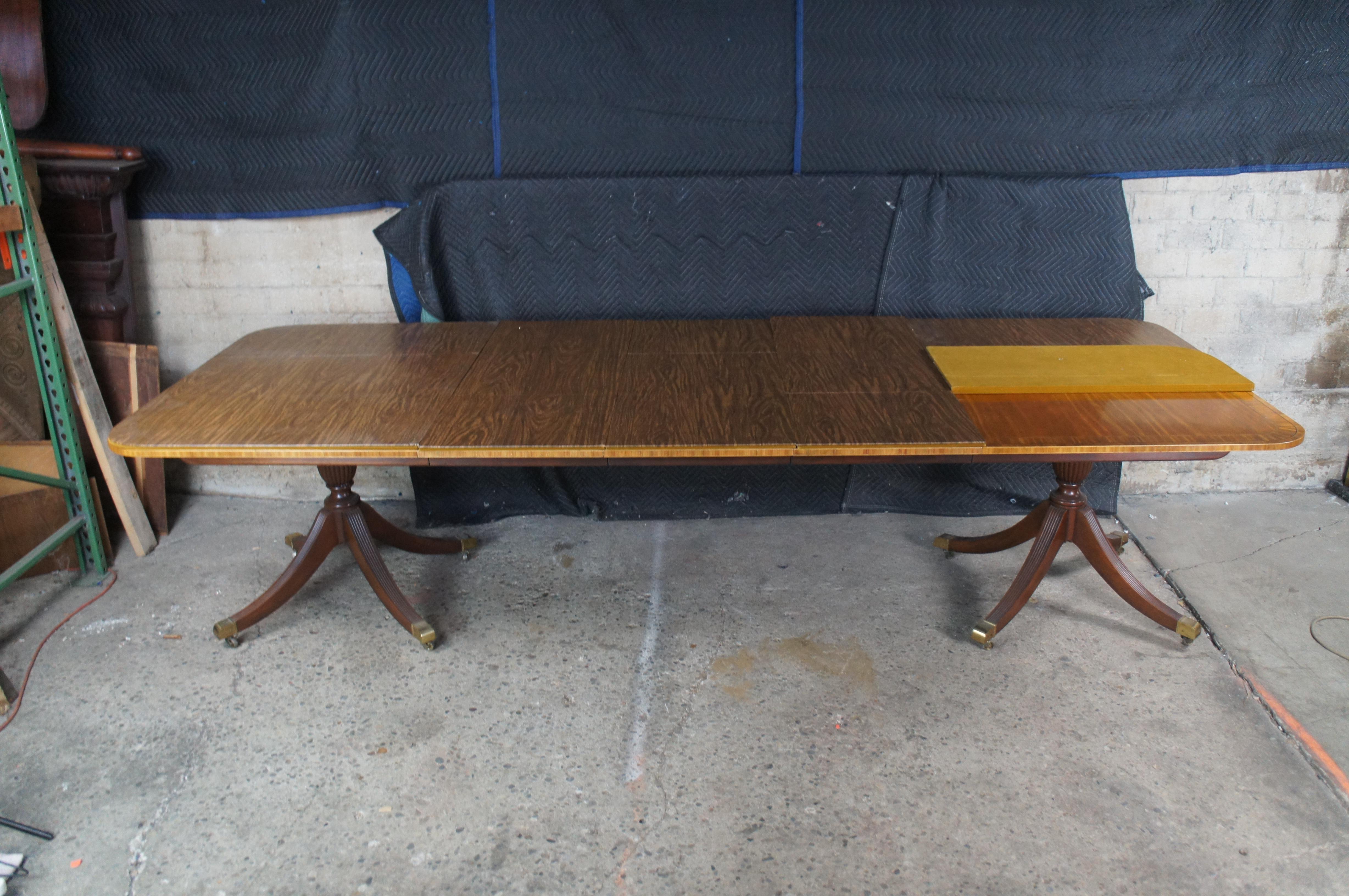 Baker Satinwood & Mahogany English Regency Duncan Phyfe Style Dining Table en vente 11