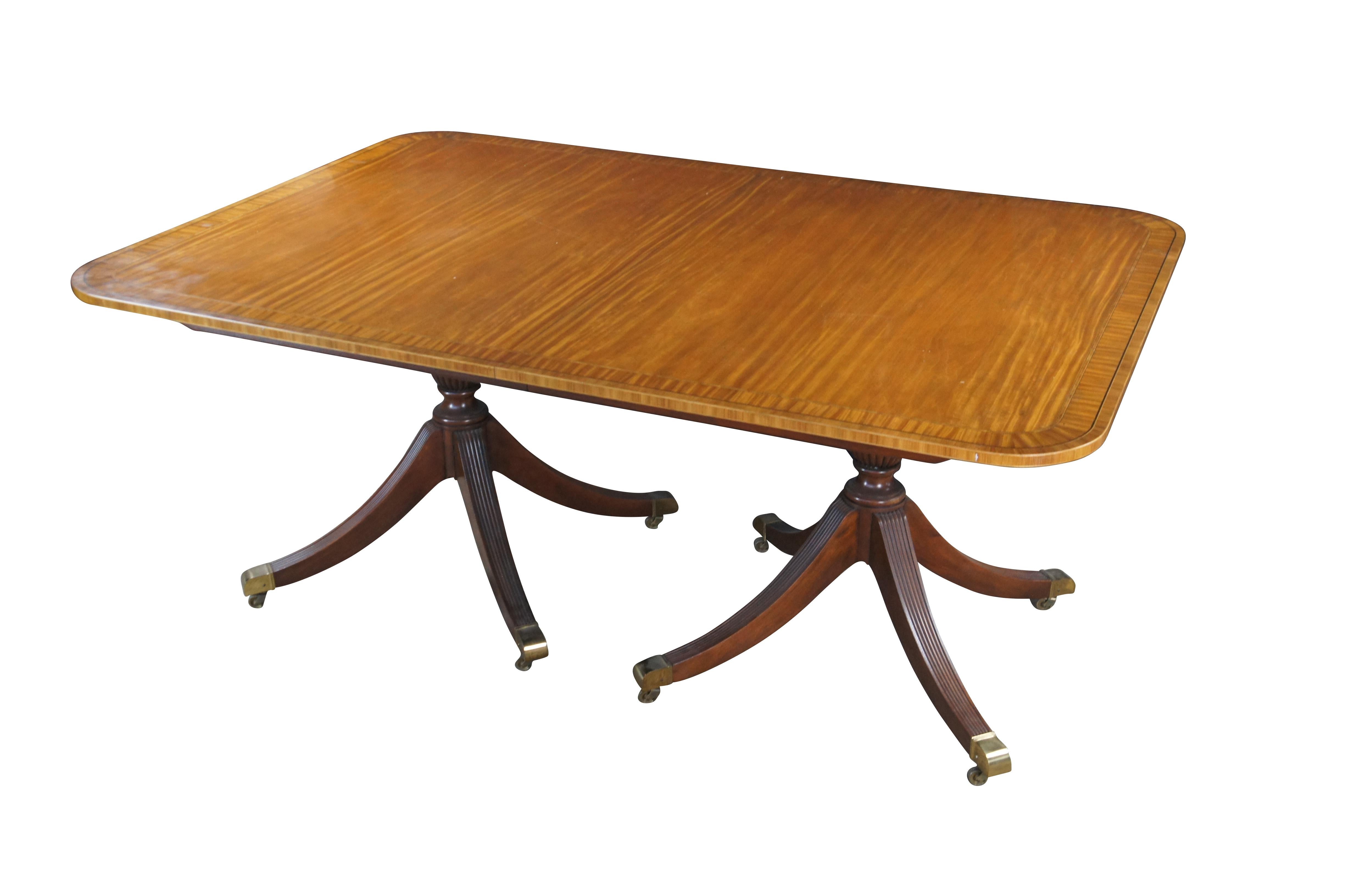 Américain Baker Satinwood & Mahogany English Regency Duncan Phyfe Style Dining Table en vente