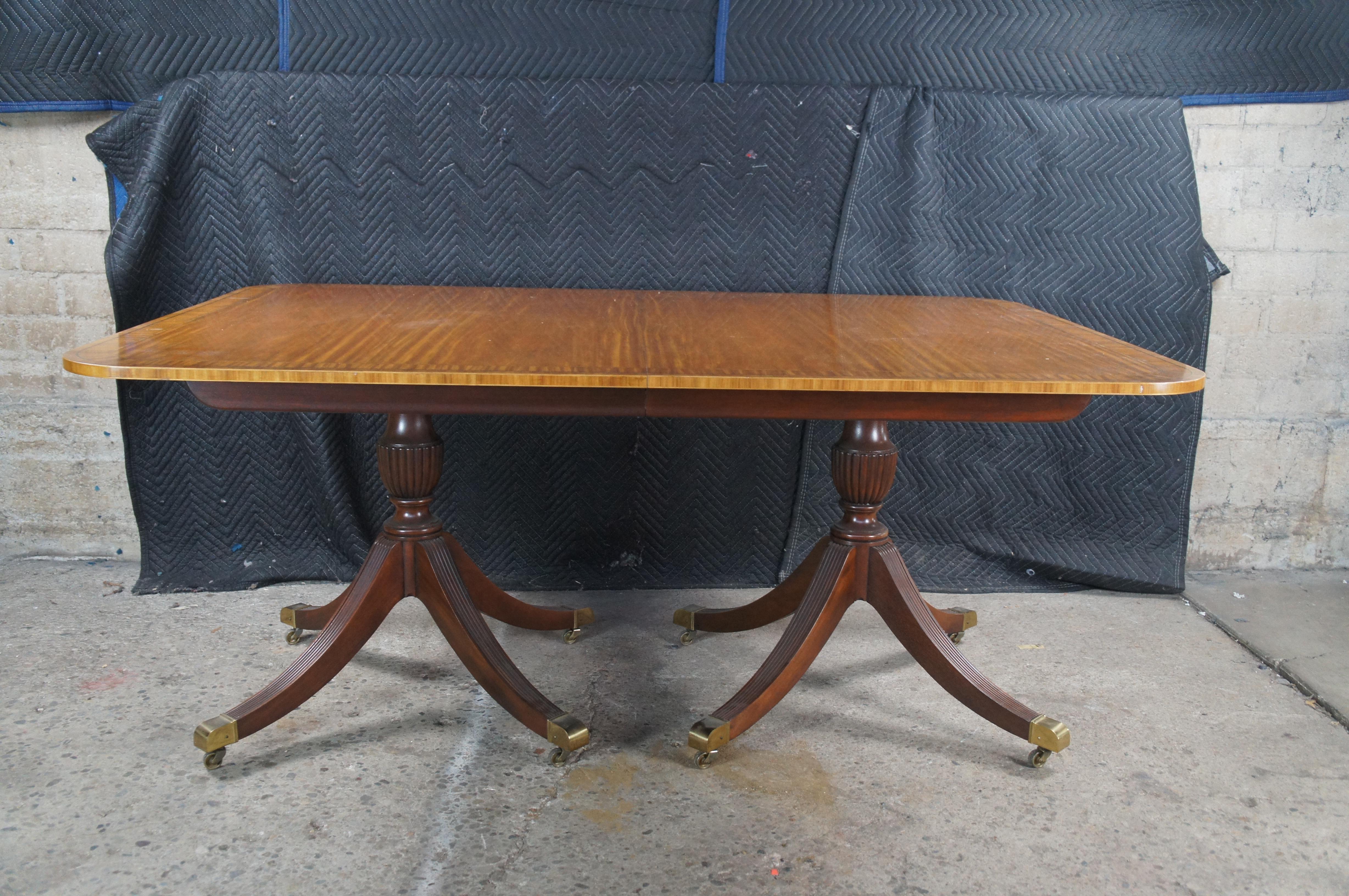Baker Satinwood & Mahogany English Regency Duncan Phyfe Style Dining Table État moyen - En vente à Dayton, OH