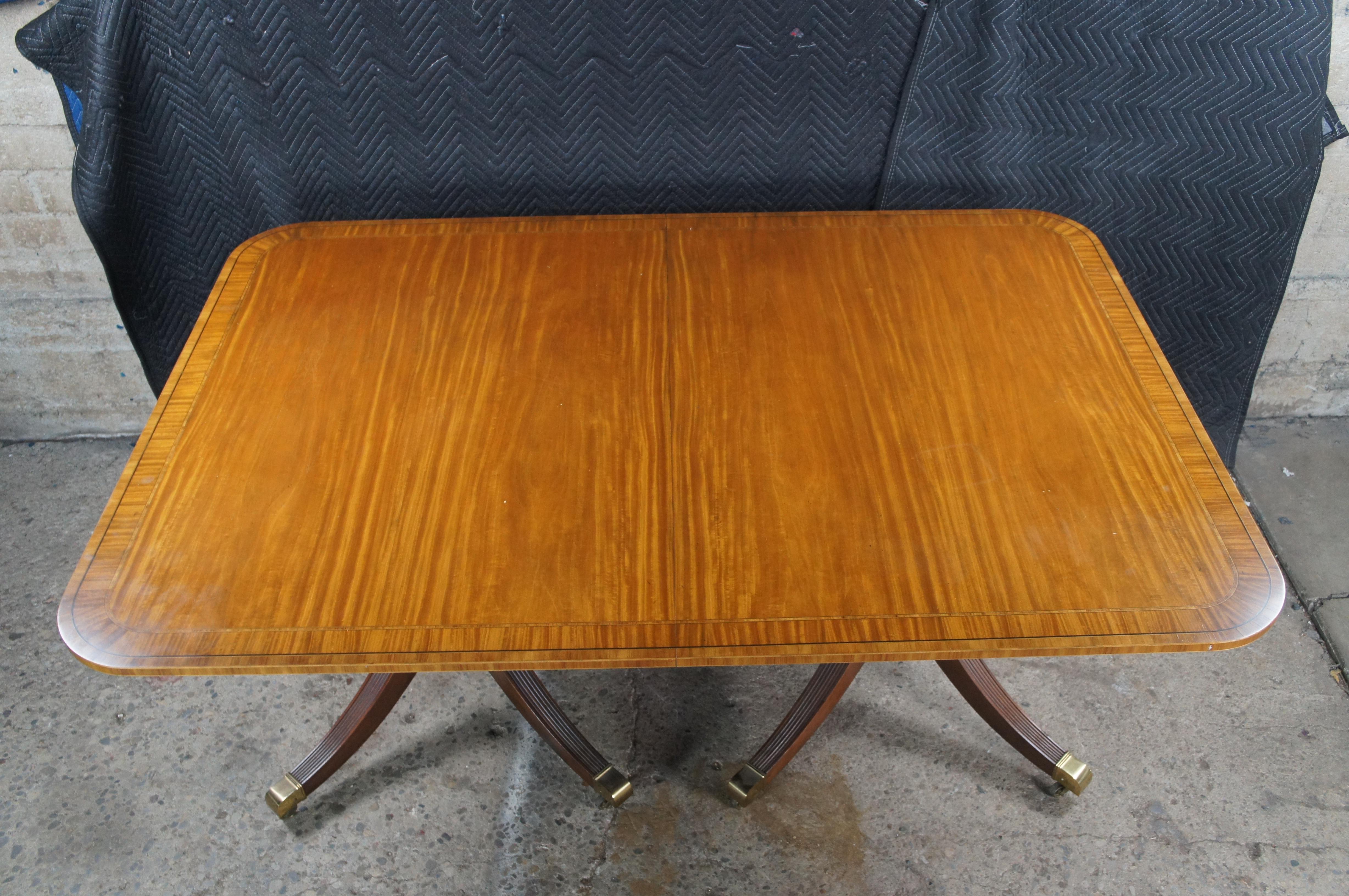 20ième siècle Baker Satinwood & Mahogany English Regency Duncan Phyfe Style Dining Table en vente