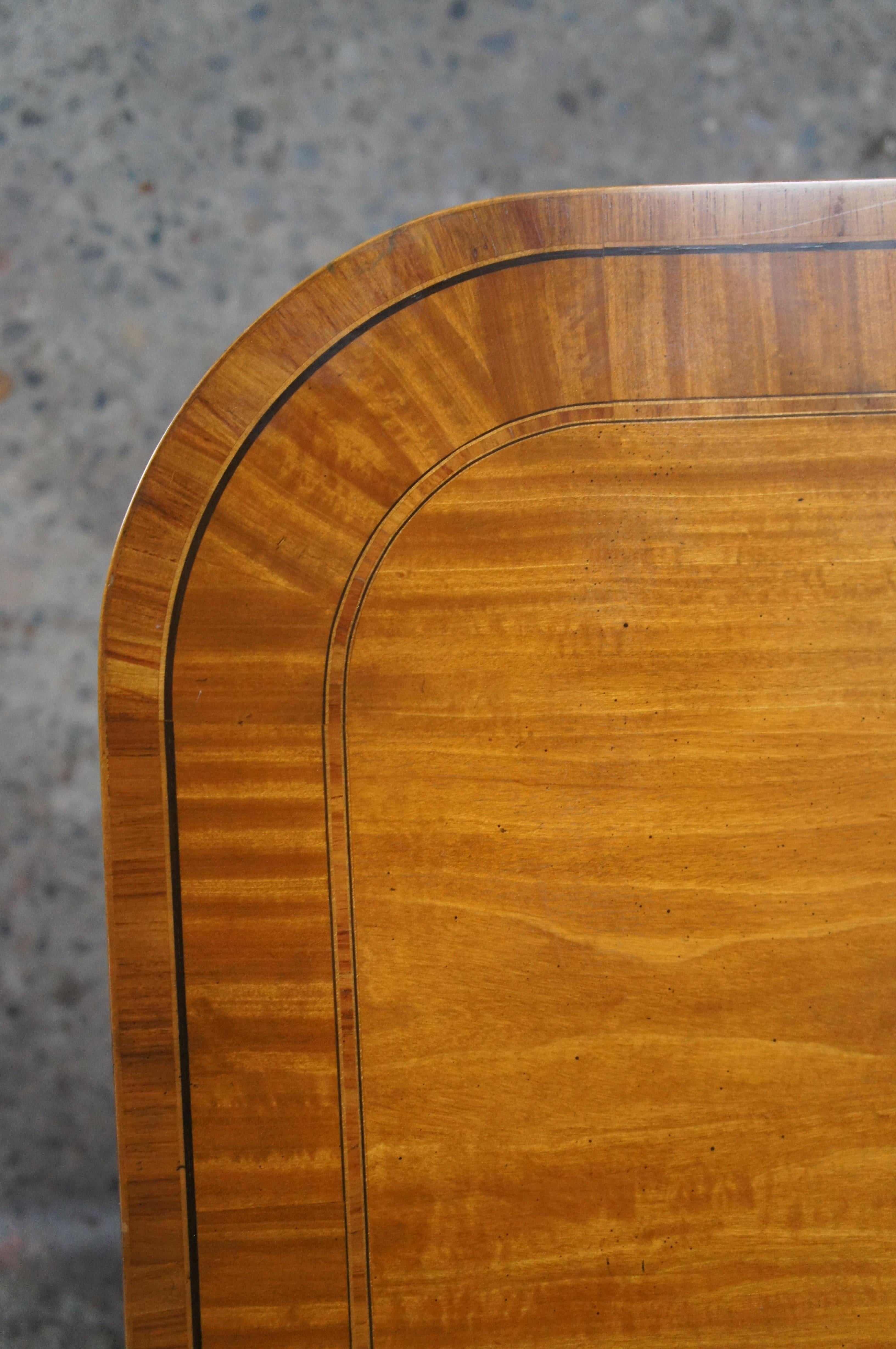 Laiton Baker Satinwood & Mahogany English Regency Duncan Phyfe Style Dining Table en vente