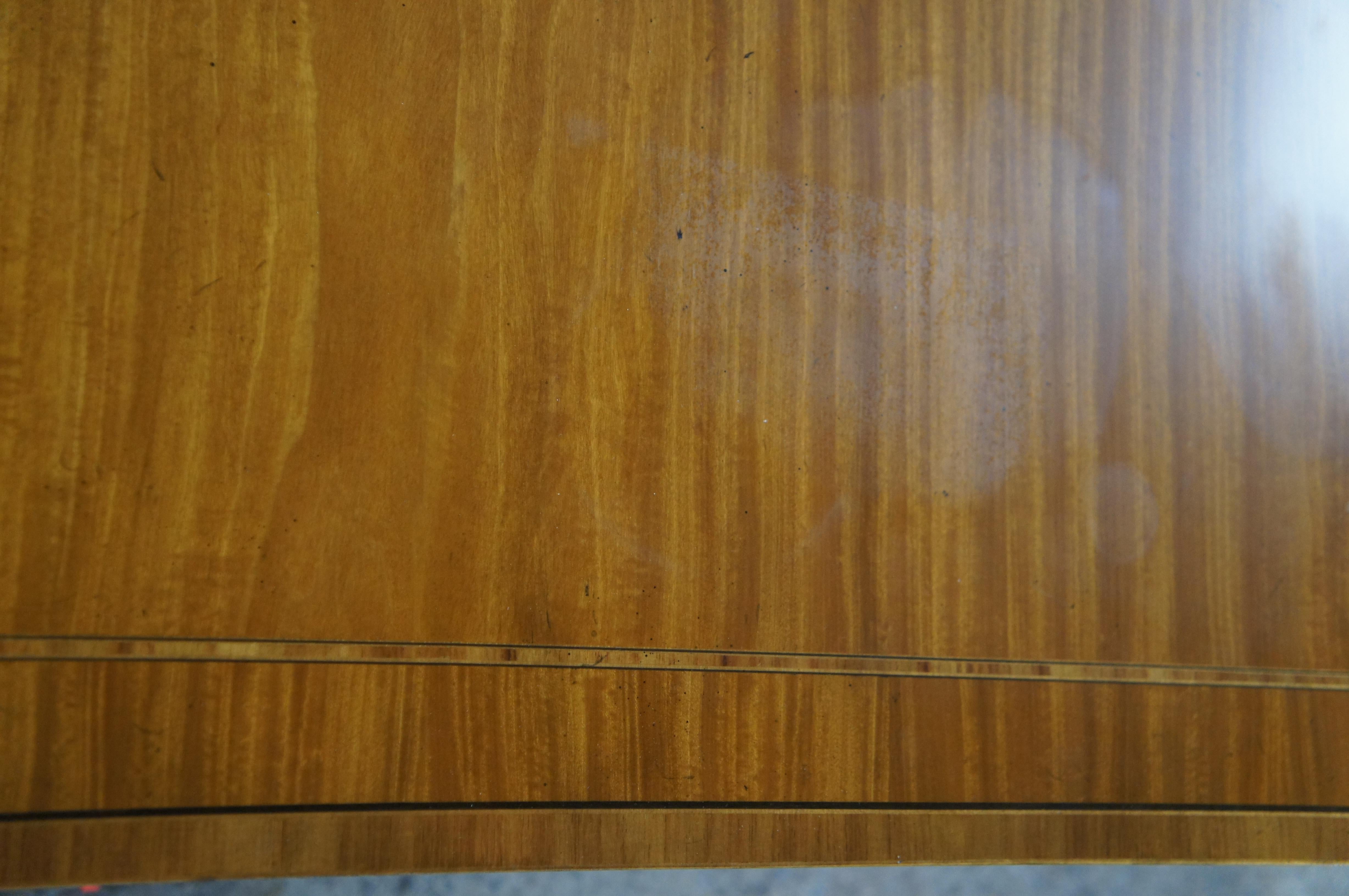 Baker Satinwood & Mahogany English Regency Duncan Phyfe Style Dining Table en vente 2