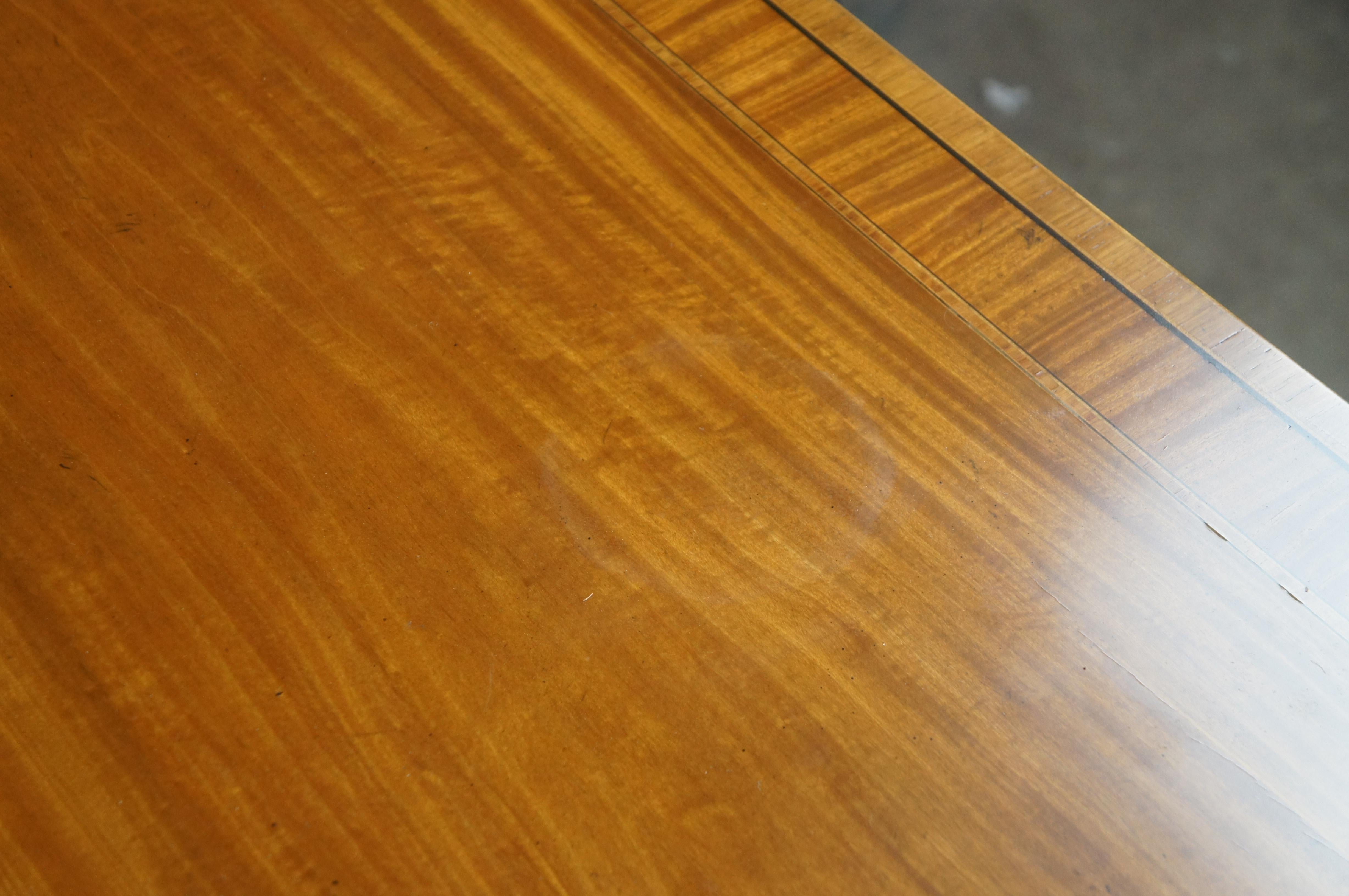 Baker Satinwood & Mahogany English Regency Duncan Phyfe Style Dining Table en vente 3