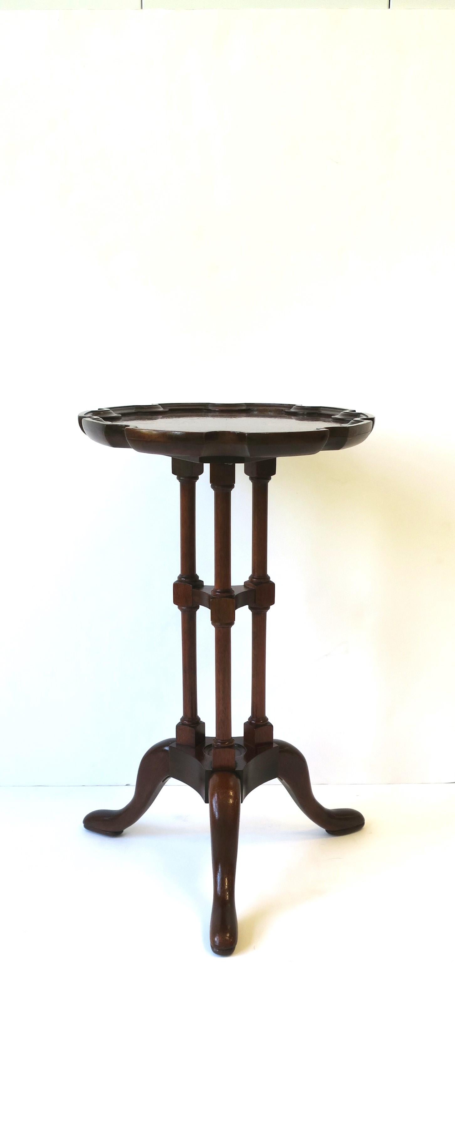 A rich brown burled walnut top side drinks table by Baker Furniture Co. Charleston Historic Collection in the Victorian/Queen Anne design style, circa late-20th century, USA. Table has a beautiful, detailed burled walnut top with decorative edge and