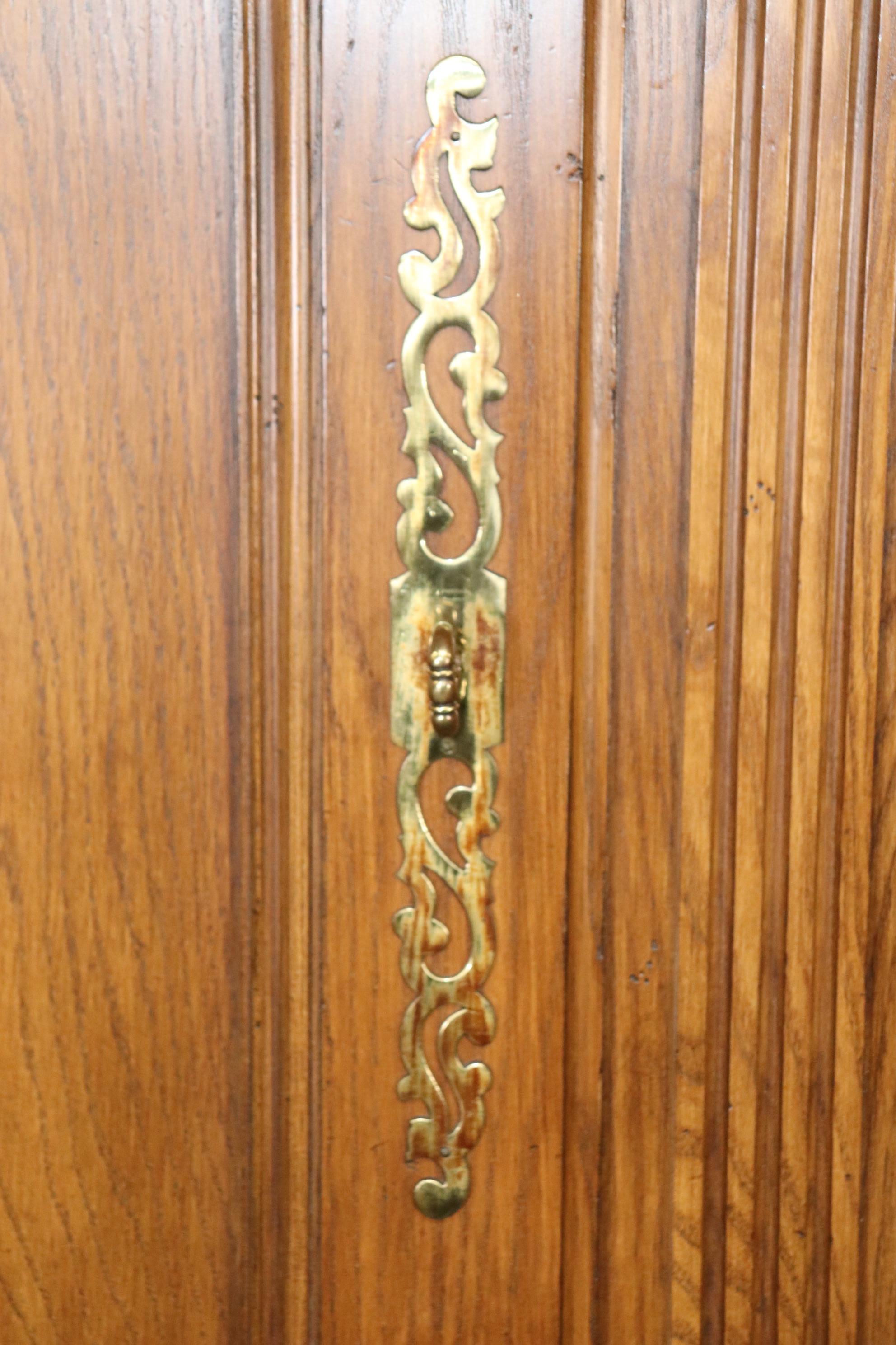 Baker Armadio portaoggetti in rovere massiccio francese con scrivania illuminata in vendita 6