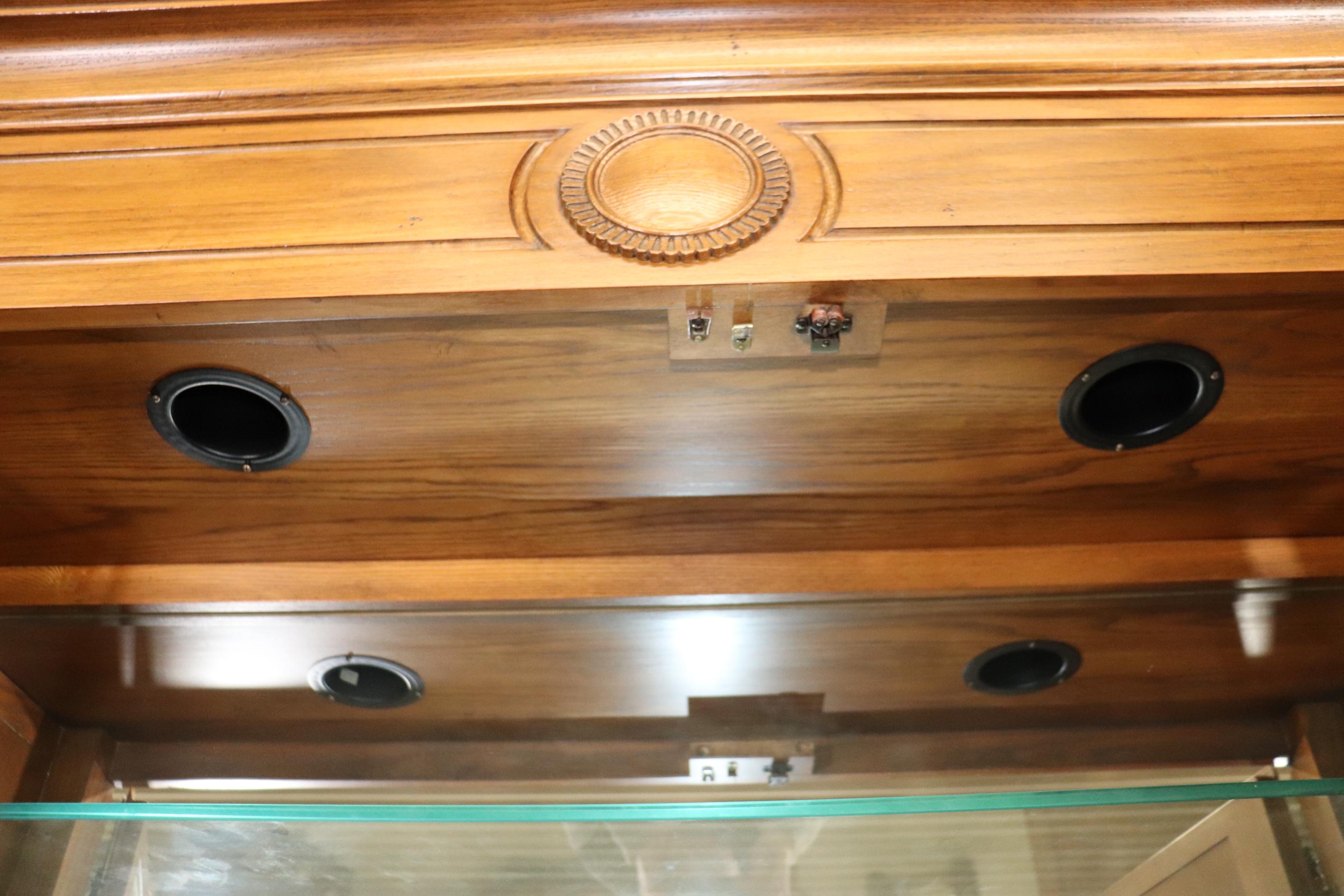 Stile provenzale Baker Armadio portaoggetti in rovere massiccio francese con scrivania illuminata in vendita