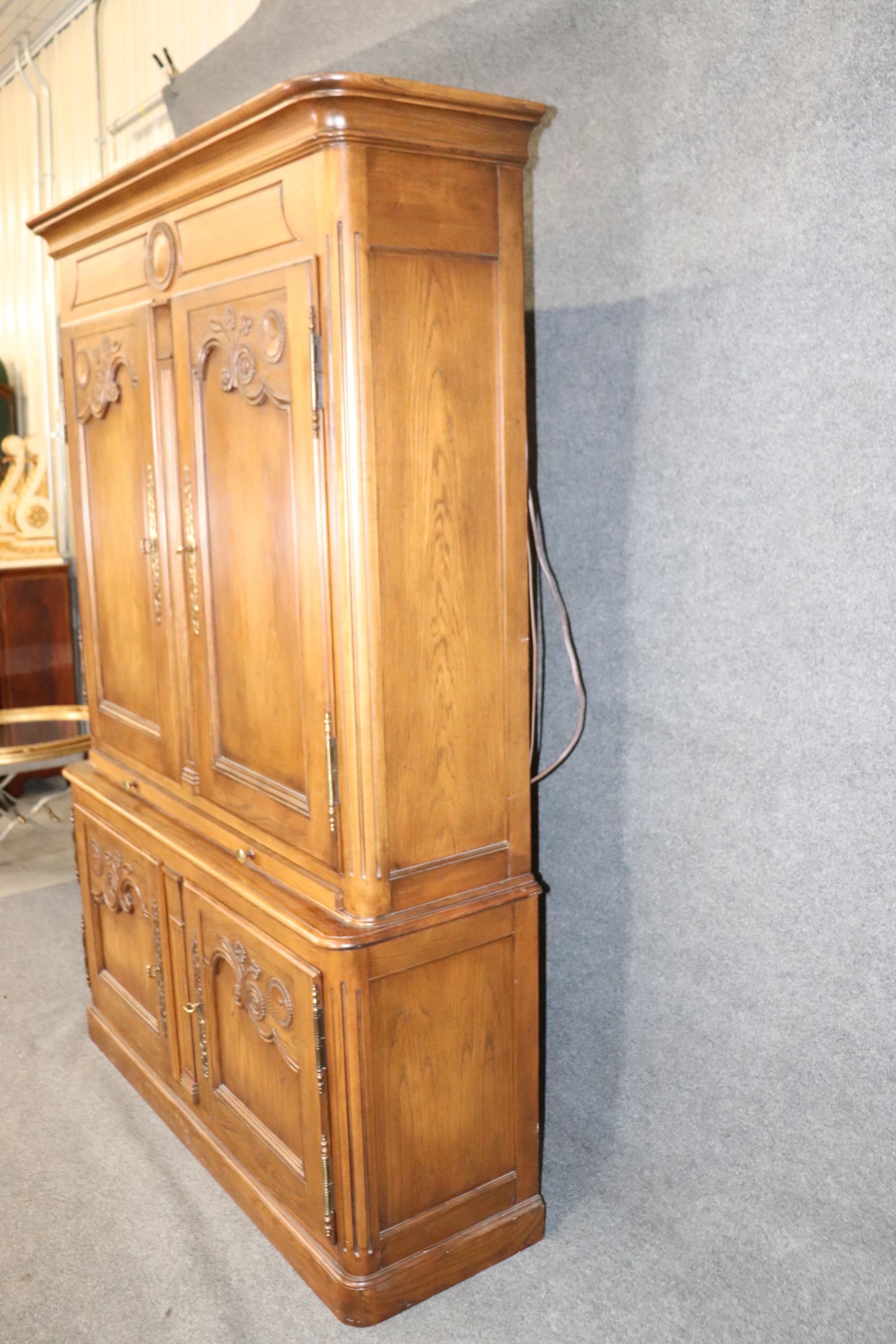 XXI secolo e contemporaneo Baker Armadio portaoggetti in rovere massiccio francese con scrivania illuminata in vendita