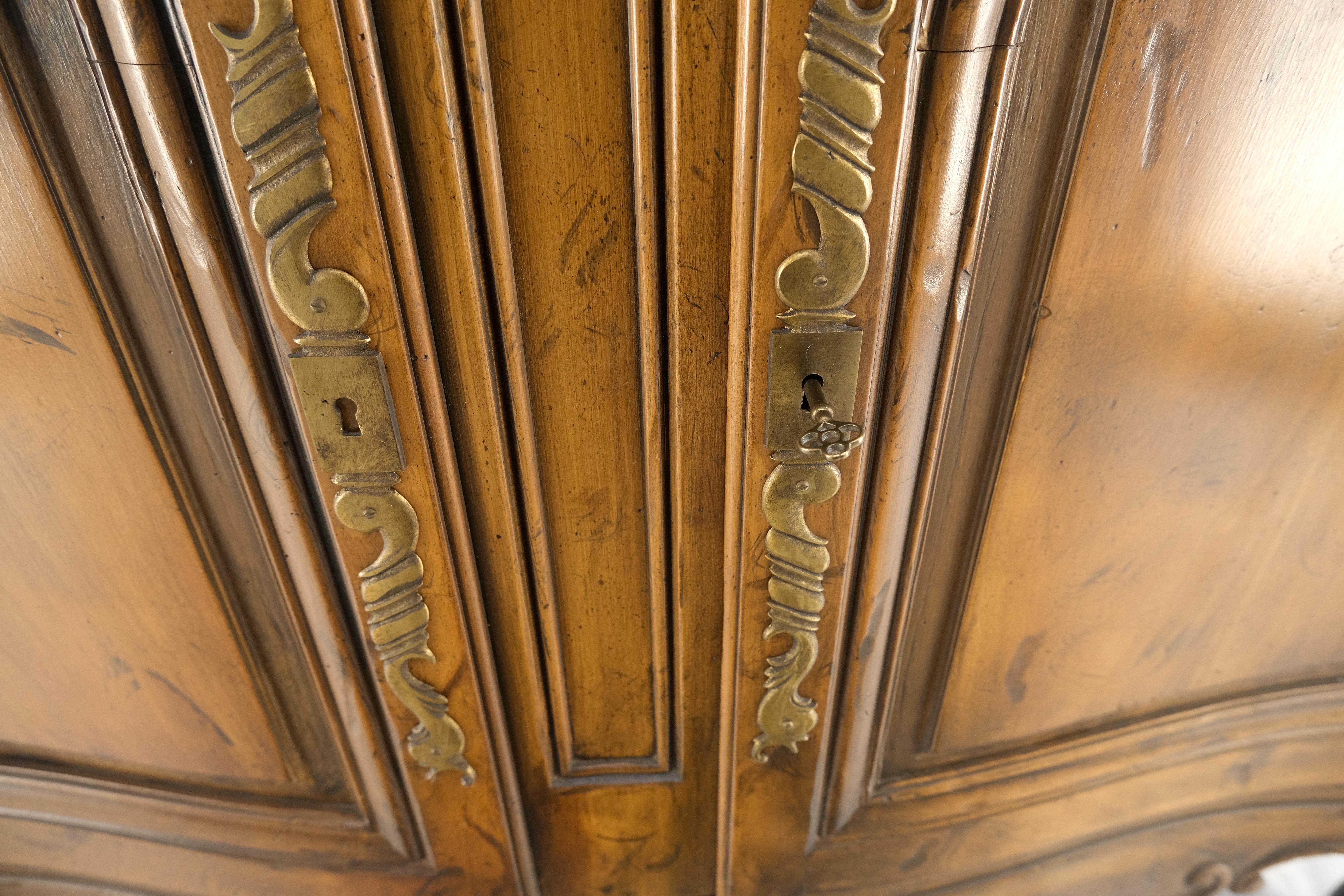 Baker Spanish Coloni Large Carved Double Doors 2 Drawers Compartment Sideboard in vendita 3